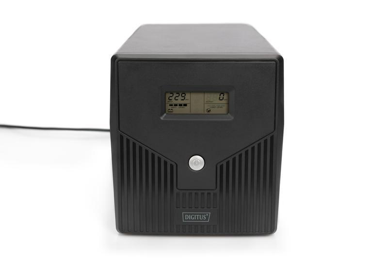 Schwarze USV mit Digitalanzeige, Vorderansicht auf weißem Hintergrund.