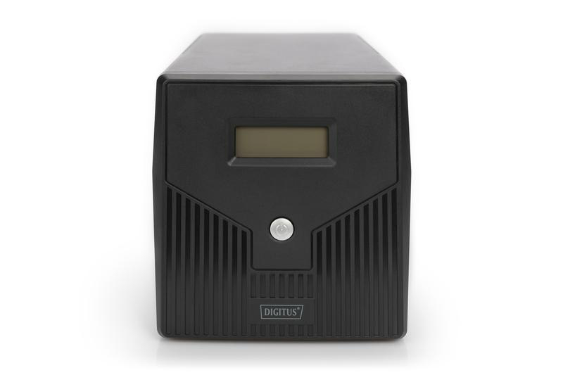 Ein schwarzes USV-Gerät mit Display und Knopf in der Mitte. Es steht vor weißem Hintergrund.