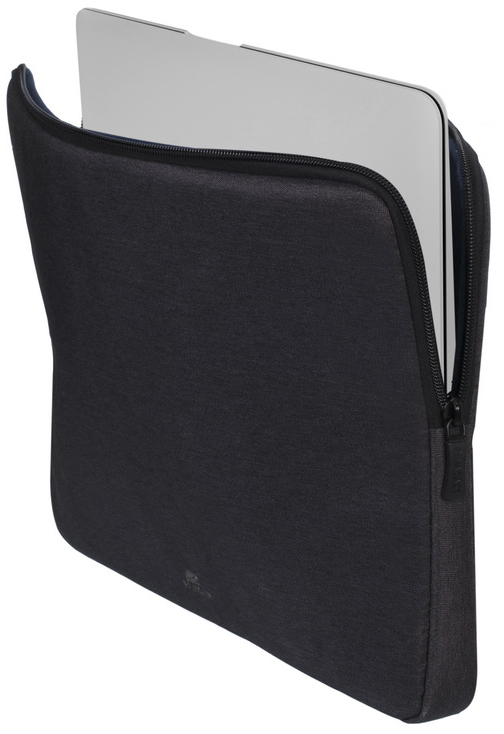 Fekete laptop tok nyitott cipzárral, benne ezüst laptop látható.