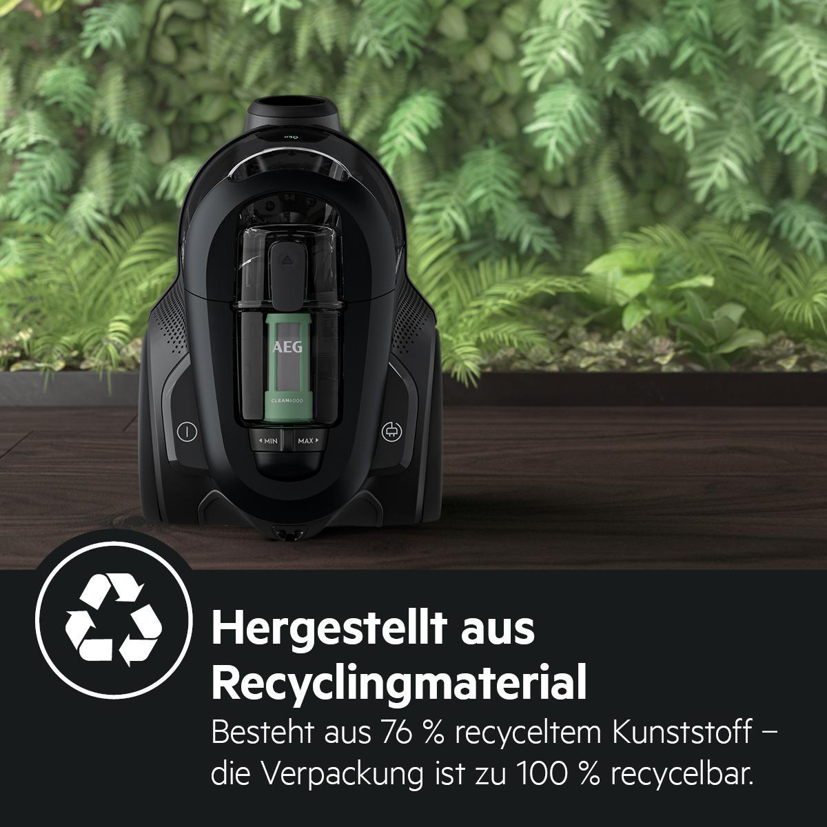 Schwarzer Staubsauger mit deutschem Text "Hergestellt aus Recyclingmaterial".