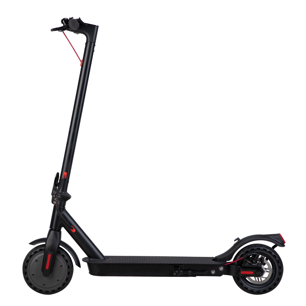 Beyaz bir arka plan üzerinde siyah bir elektrikli scooter, yan görünüm.