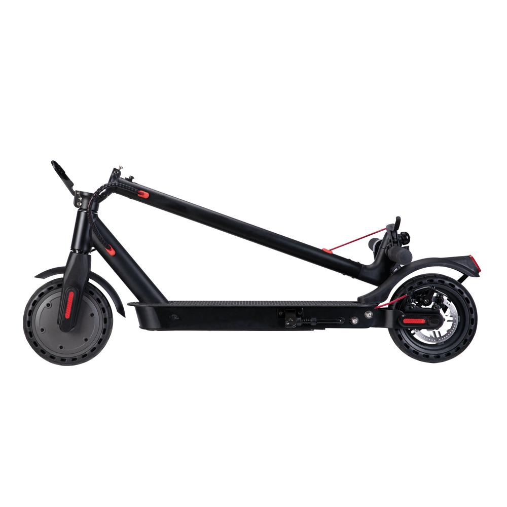 Beyaz zemin üzerinde siyah elektrikli scooter. Katlanabilir tasarım. Tekerleklerde kırmızı detaylar.