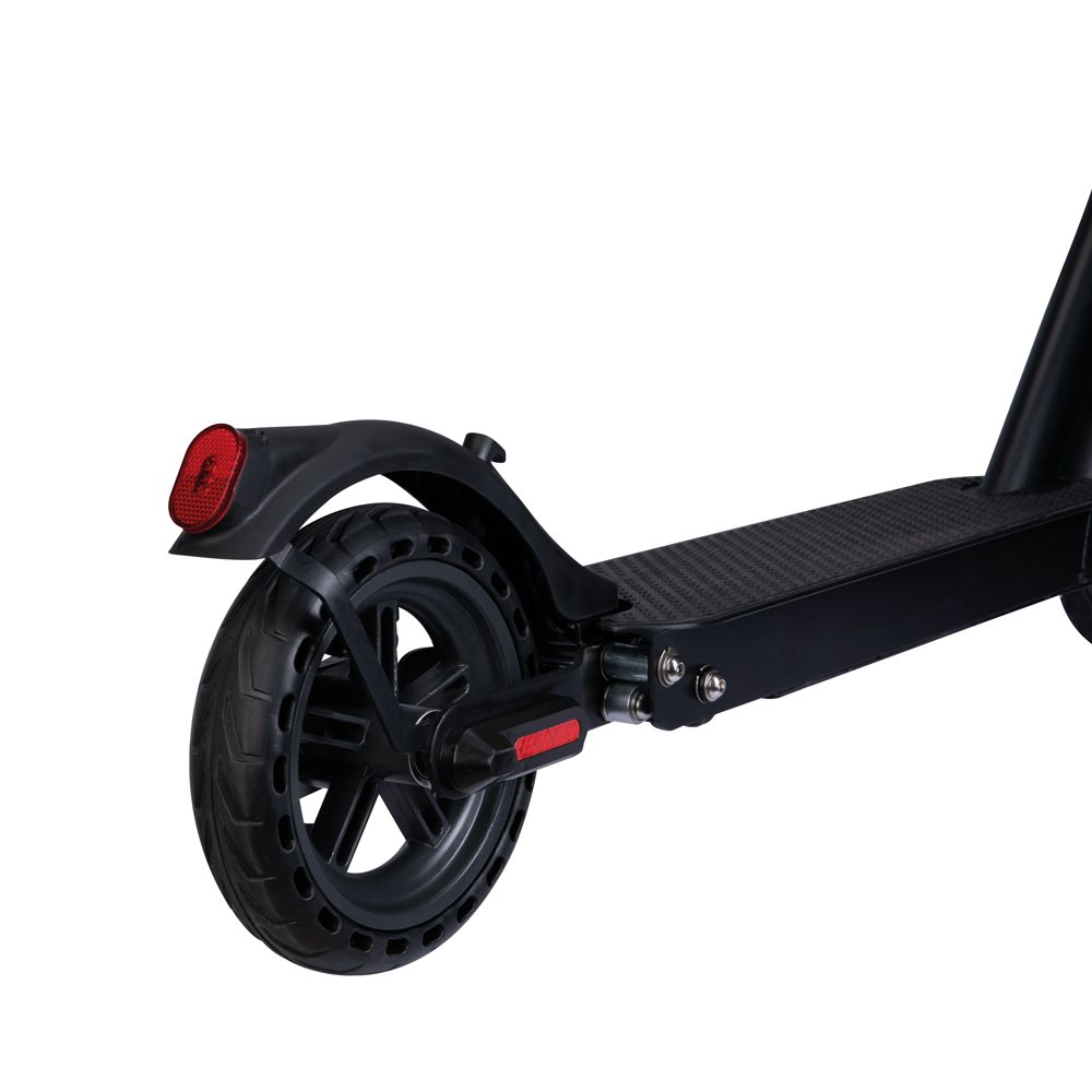 Siyah elektrikli scooter tekerleği detayı. Lastik, kırmızı reflektör ve siyah gövde görülüyor.