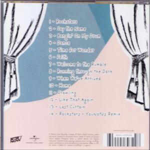 Rückseite einer CD-Hülle mit Titelliste und Credits. Der Hintergrund hat Vorhänge.