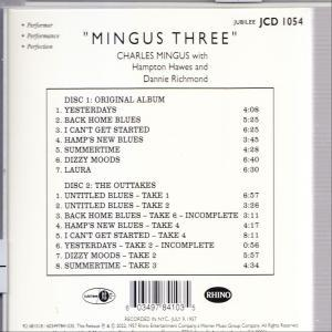 Die Rückseite einer Musik-CD mit Titelliste und Albumdetails, isoliert auf Weiß.