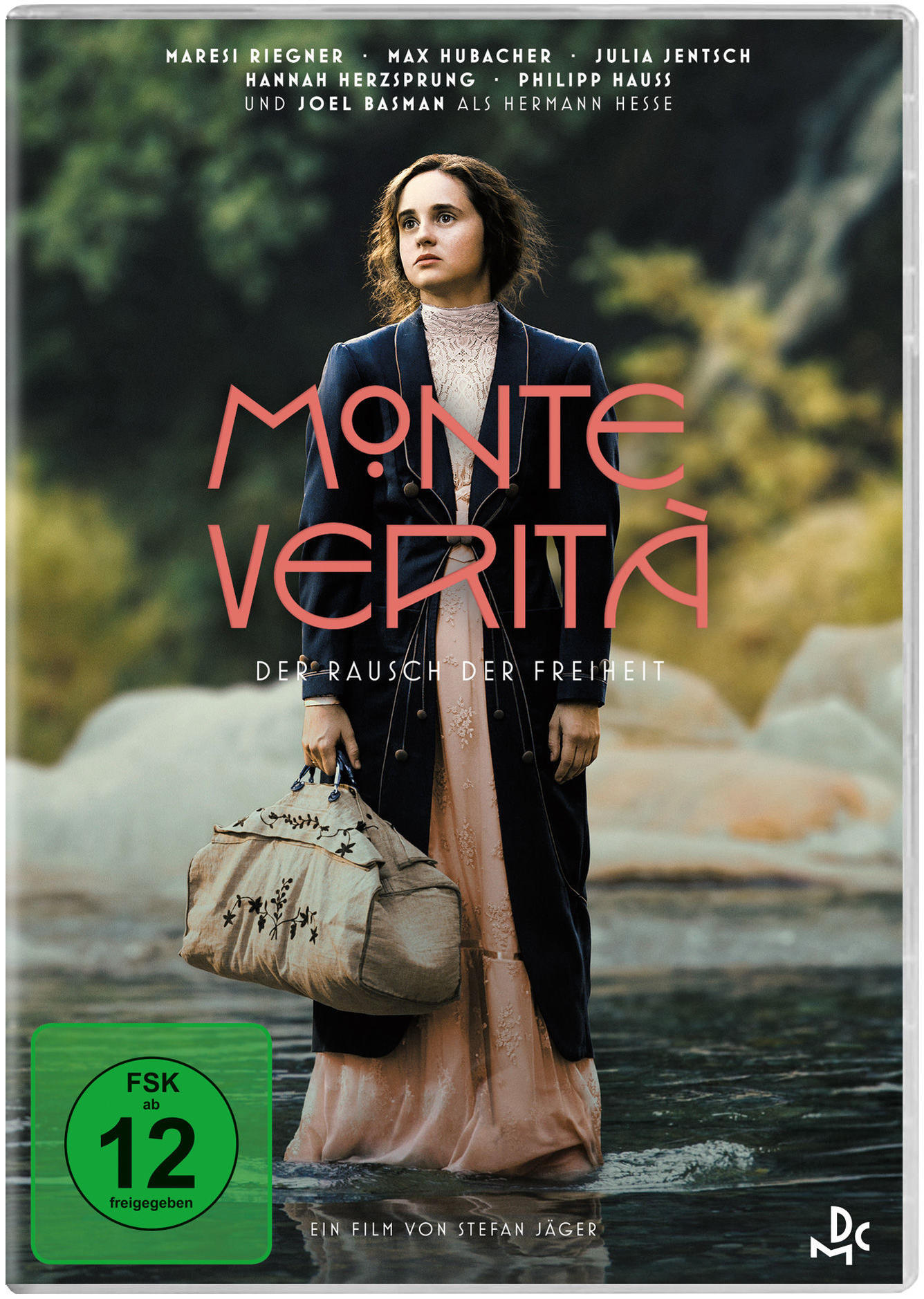 Filmposter für "Monte Verità" mit einer Frau, die eine Tasche vor einem Fluss hält.