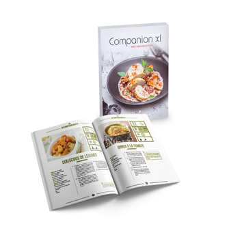Livre de cuisine ouvert, avec des recettes, et un livre et de la nourriture en arrière-plan.