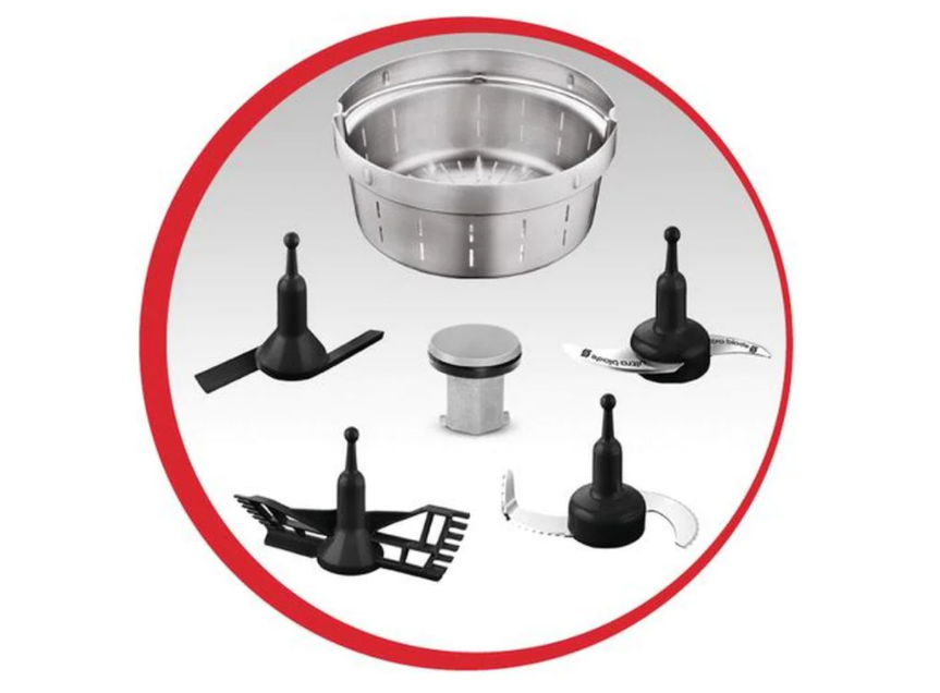 Pièces de robot culinaire dans un cercle rouge : lames, récipient et accessoires. Fond blanc.