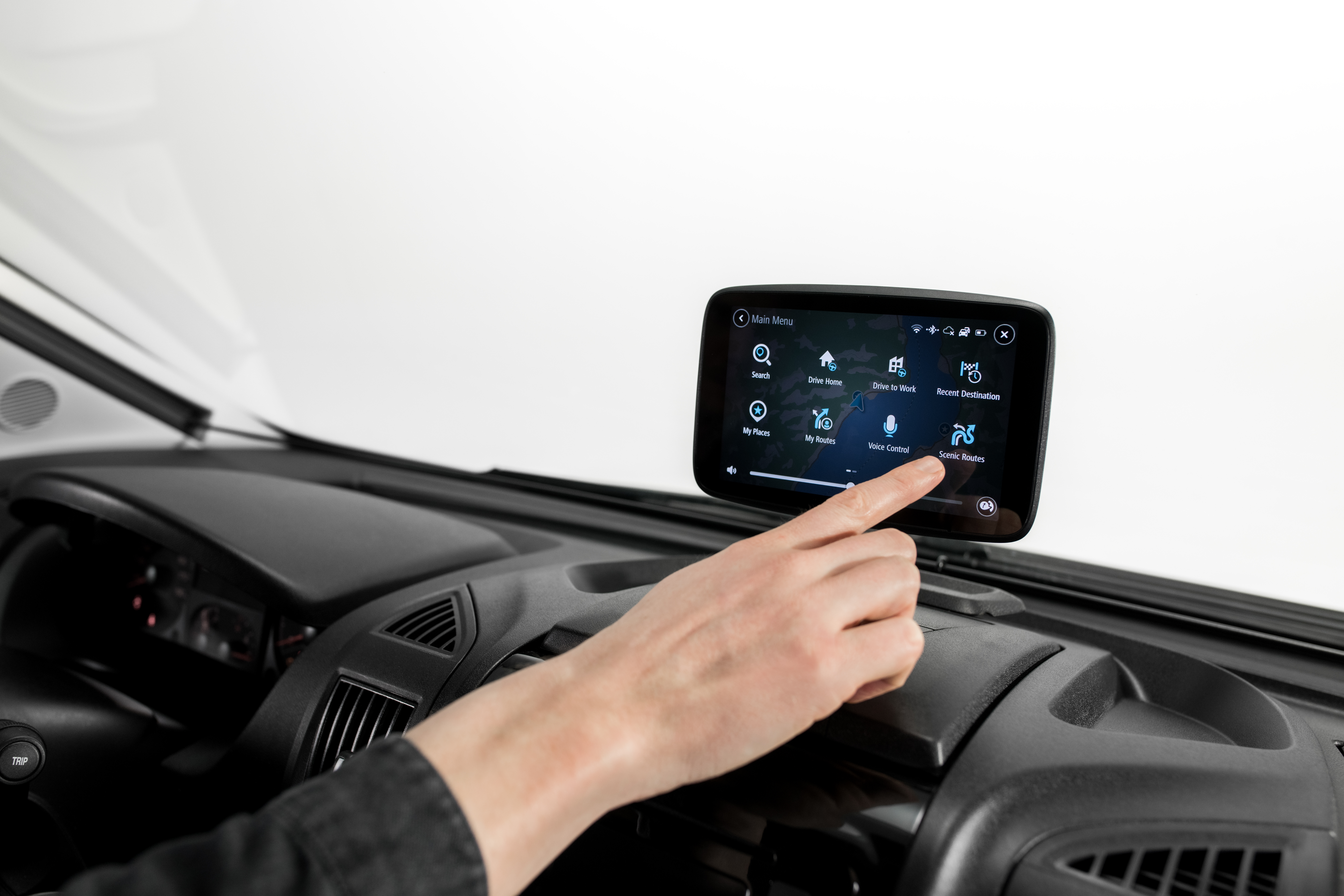 Hand berührt Auto-Navigationsbildschirm mit Karte und Menüoptionen.