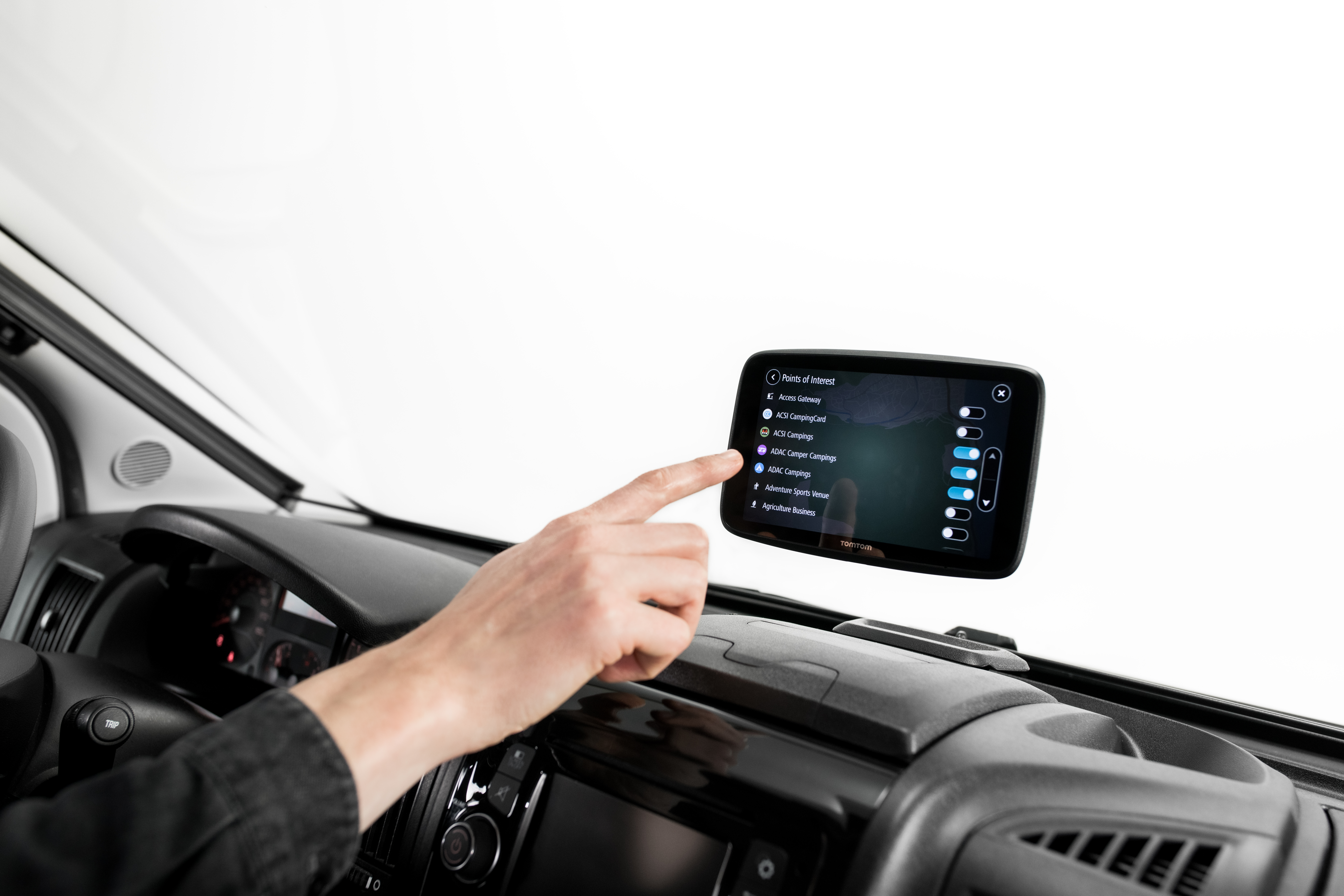 Die Hand einer Person berührt einen Bildschirm eines Navigationssystems im Auto, Menüoptionen.