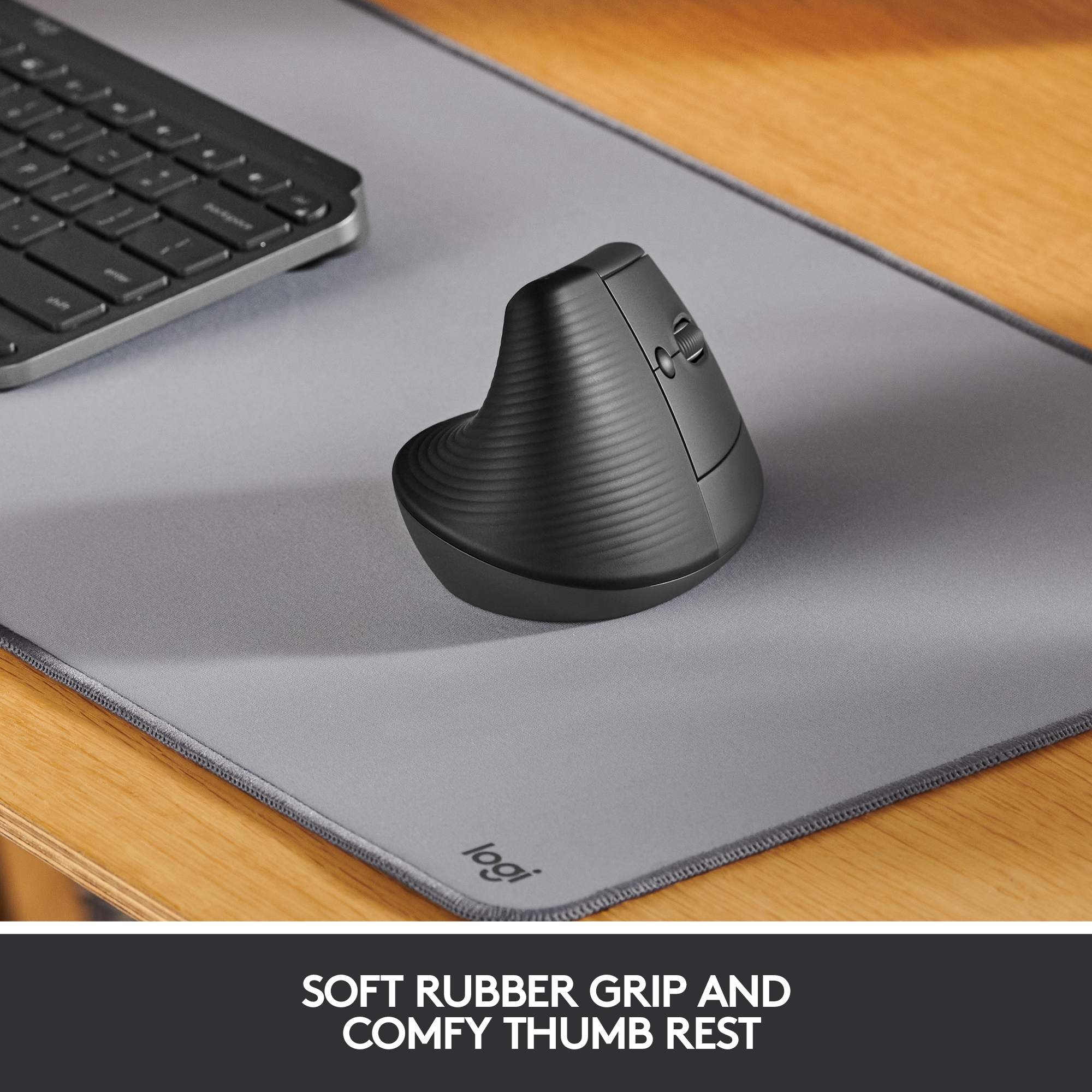 Une souris ergonomique noire sur un tapis de souris gris. Texte : "PRISE EN CAOUTCHOUC SOUPLE ET REPOSE-POUCE CONFORTABLE".