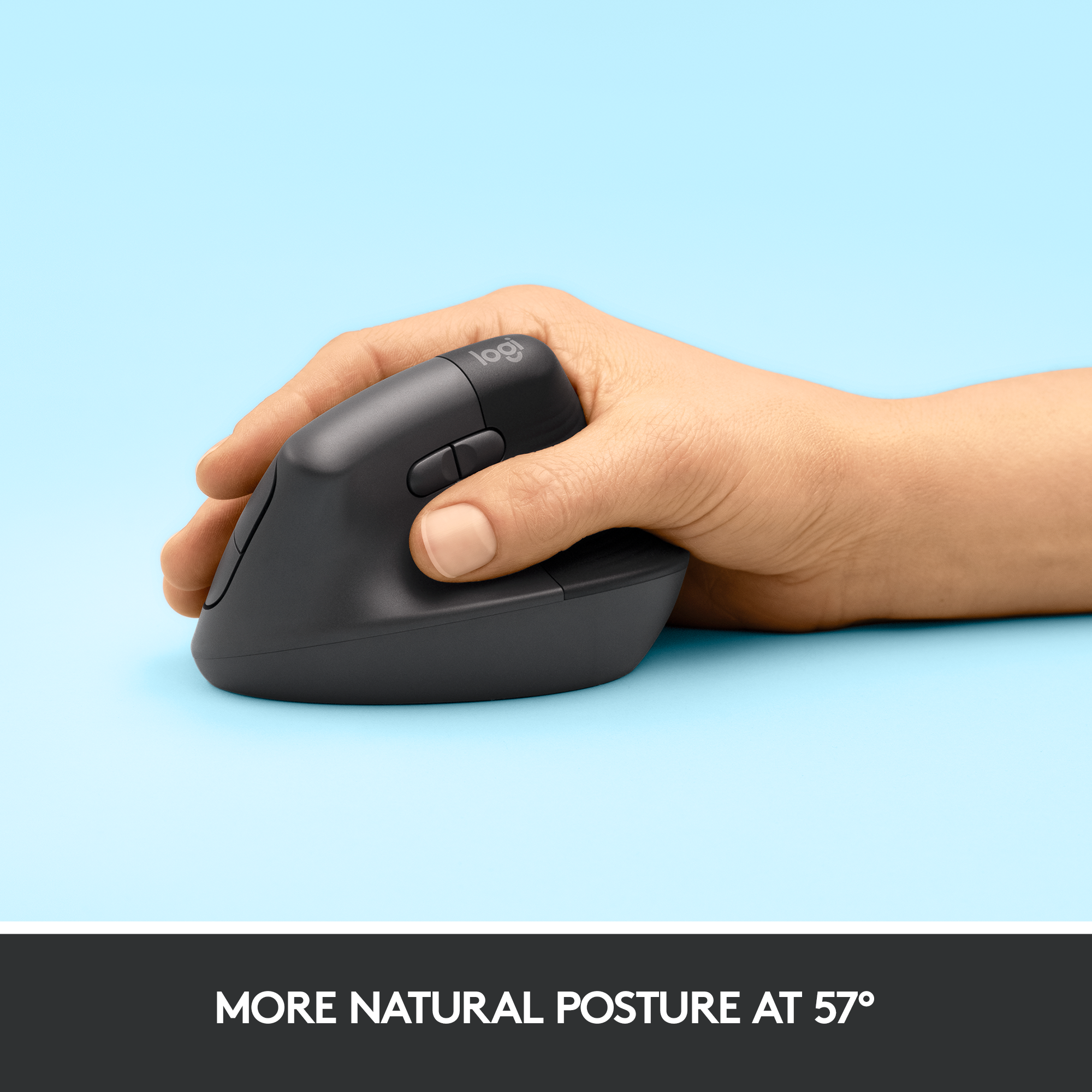 Une souris ergonomique gris foncé tenue par une main, avec un fond bleu clair et du texte en dessous.