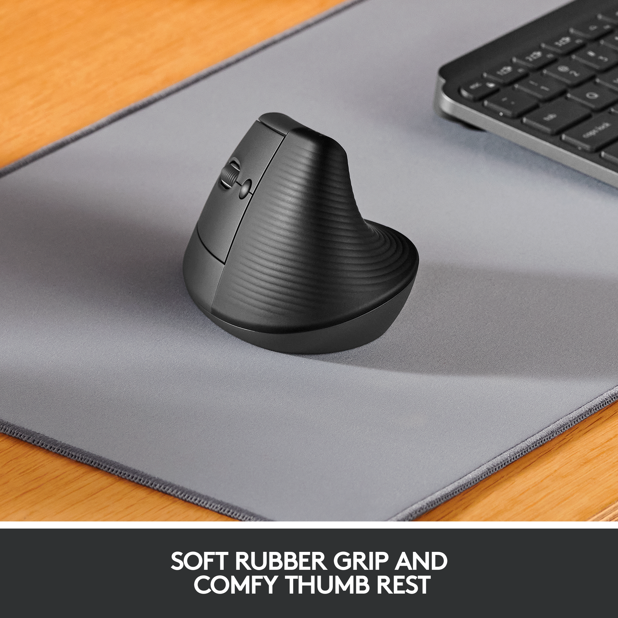 Schwarze ergonomische Maus auf einem grauen Mauspad, Text darunter.