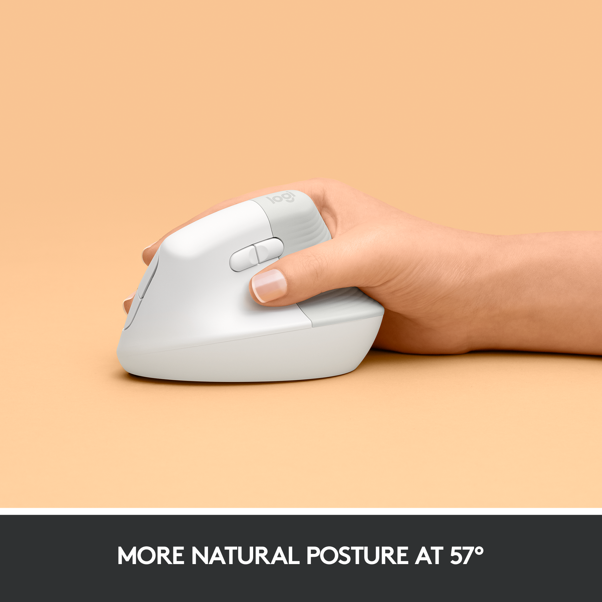 Eine Hand hält eine weiße ergonomische Maus vor einem hellorangen Hintergrund. Text: NATÜRLICHERE HALTUNG BEI 57°.