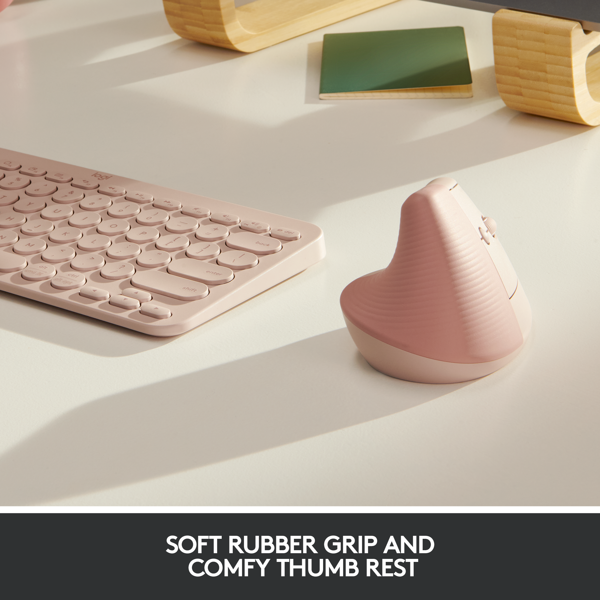Eine pinke ergonomische Maus und Tastatur stehen auf einem weißen Schreibtisch.
