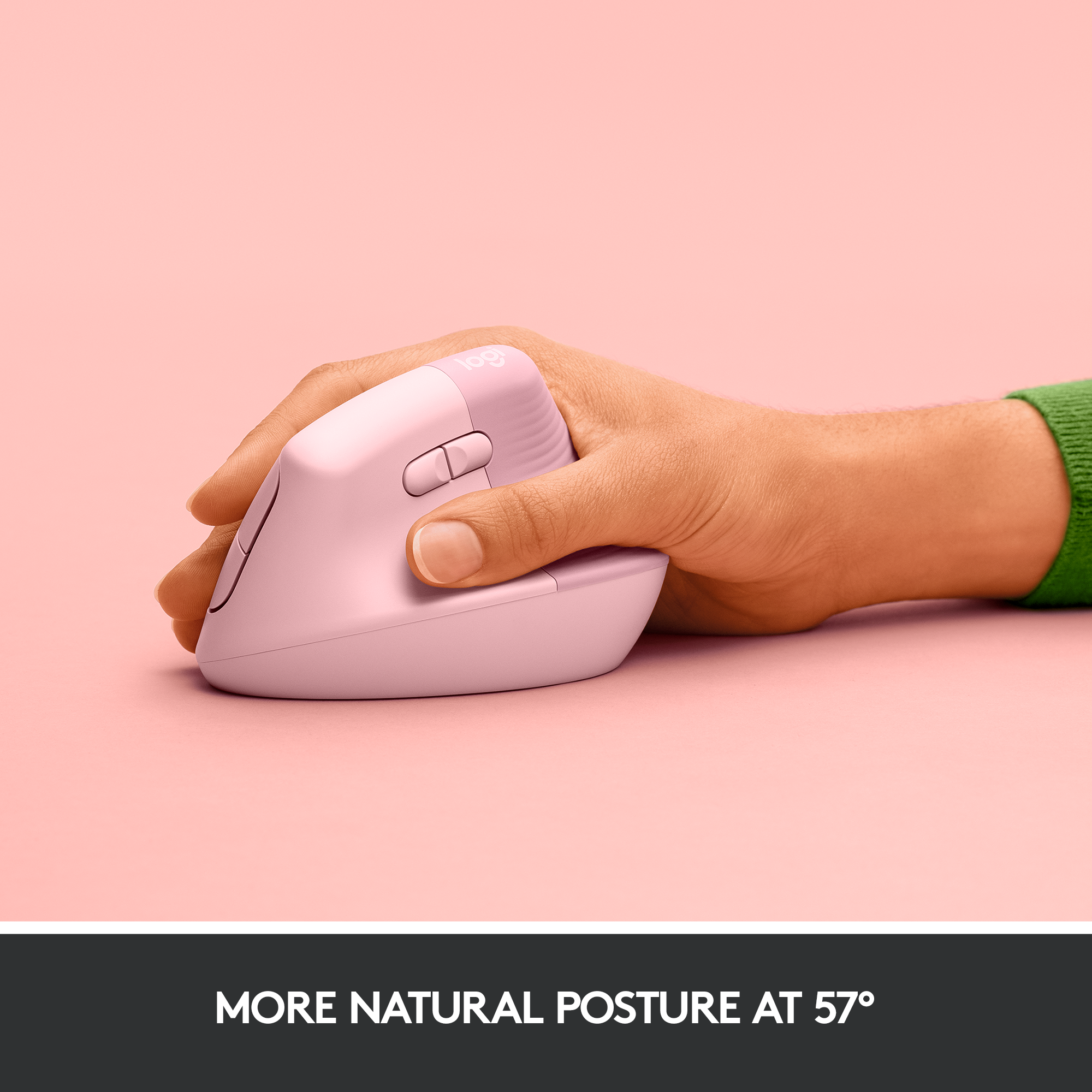 Eine Hand hält eine rosafarbene Logitech-Maus auf einem rosafarbenen Hintergrund.