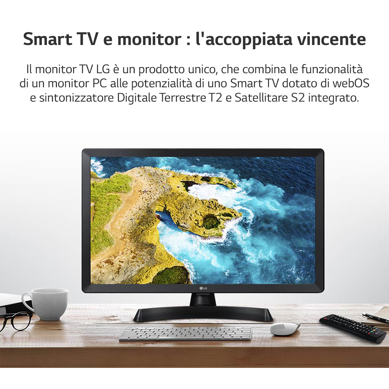 Un monitor LG nero su una scrivania di legno con tazza, tastiera, mouse e telecomando.