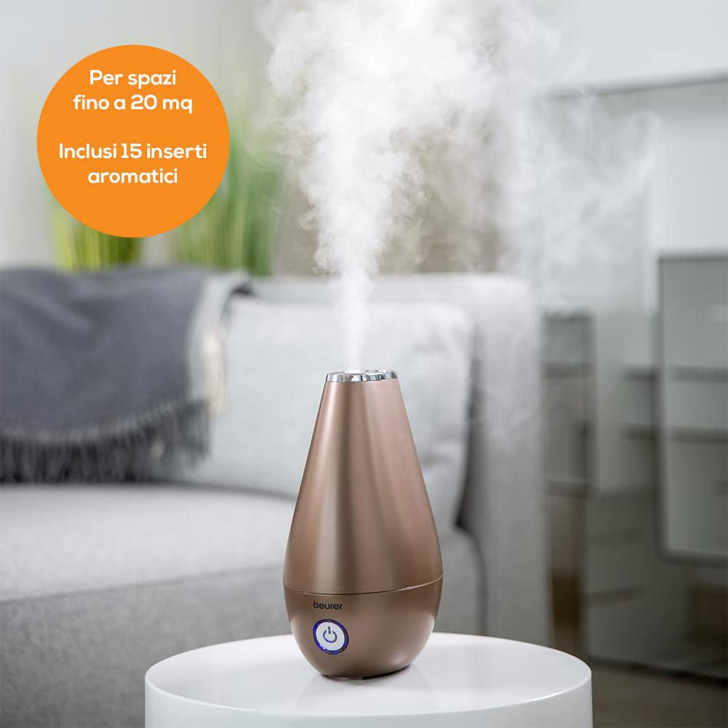 Umidificatore marrone su un tavolo, esce fumo, con testo sovrapposto.