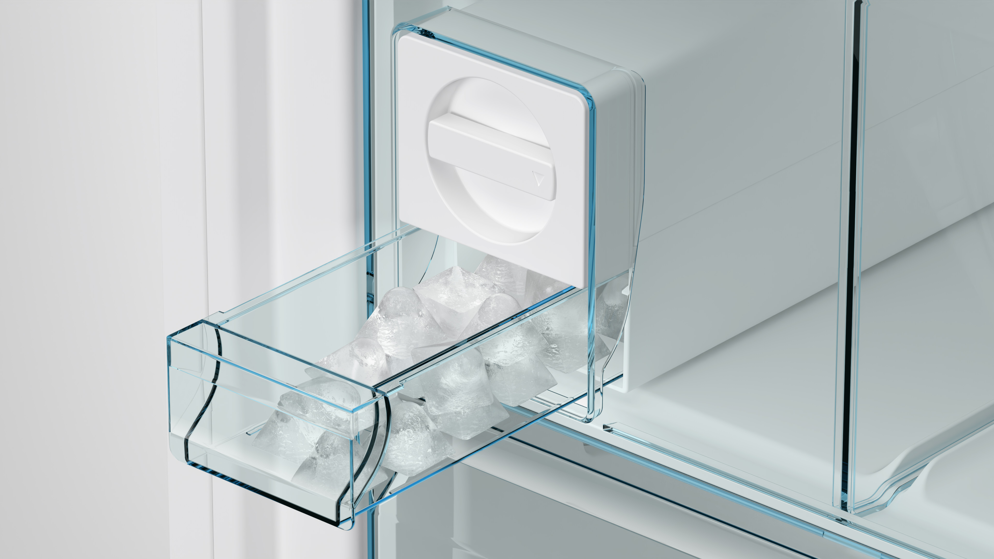 Eisbereiter mit Eiswürfeln in einem transparenten Kunststoffbehälter, im Kühlschrank.