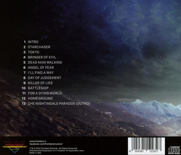 CD-Rückseite mit Songliste auf dunklem Nachthimmel und Berglandschaft.
