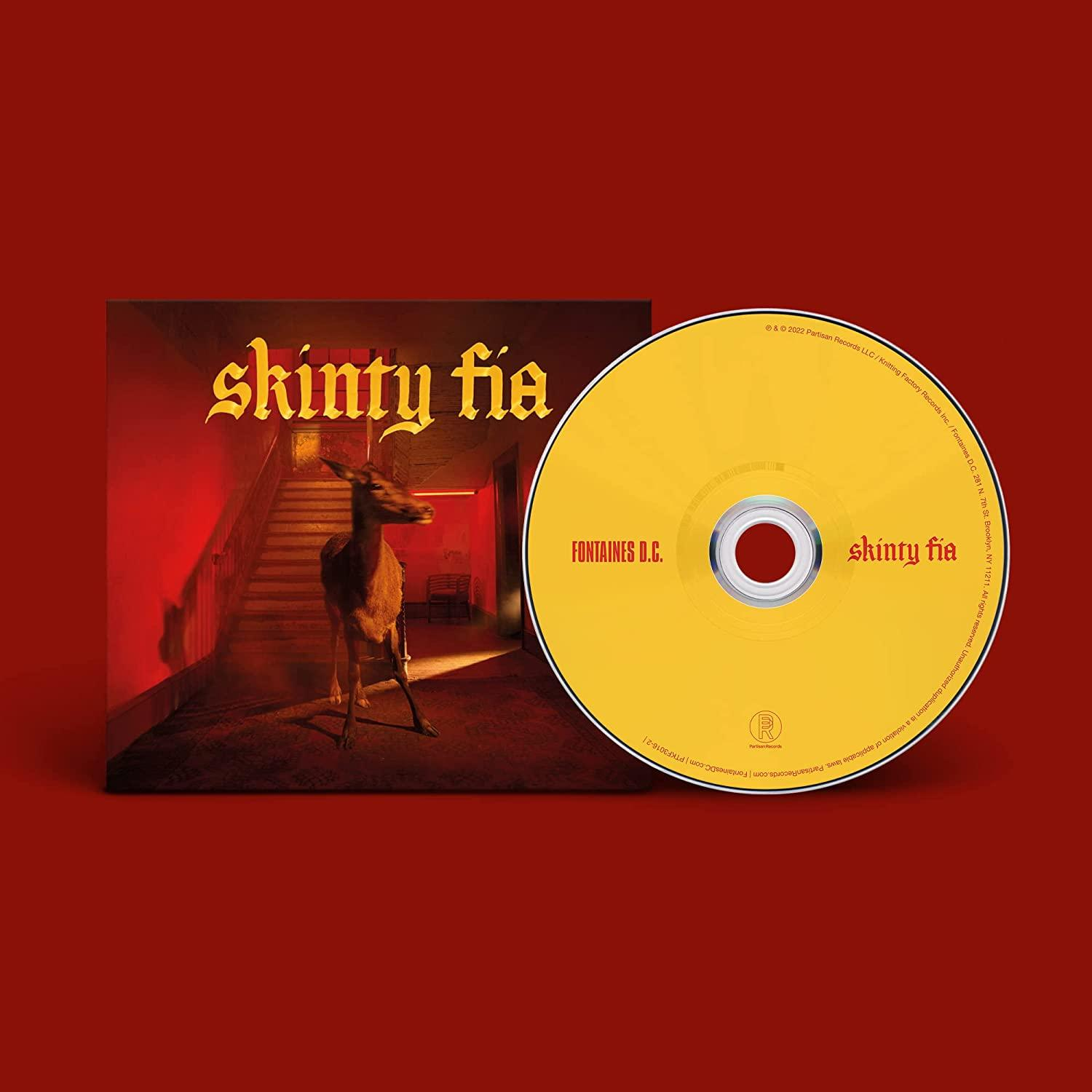 Albumcover und gelbe CD von 'Skinty Fia' von Fontaines D.C. auf rotem Hintergrund.