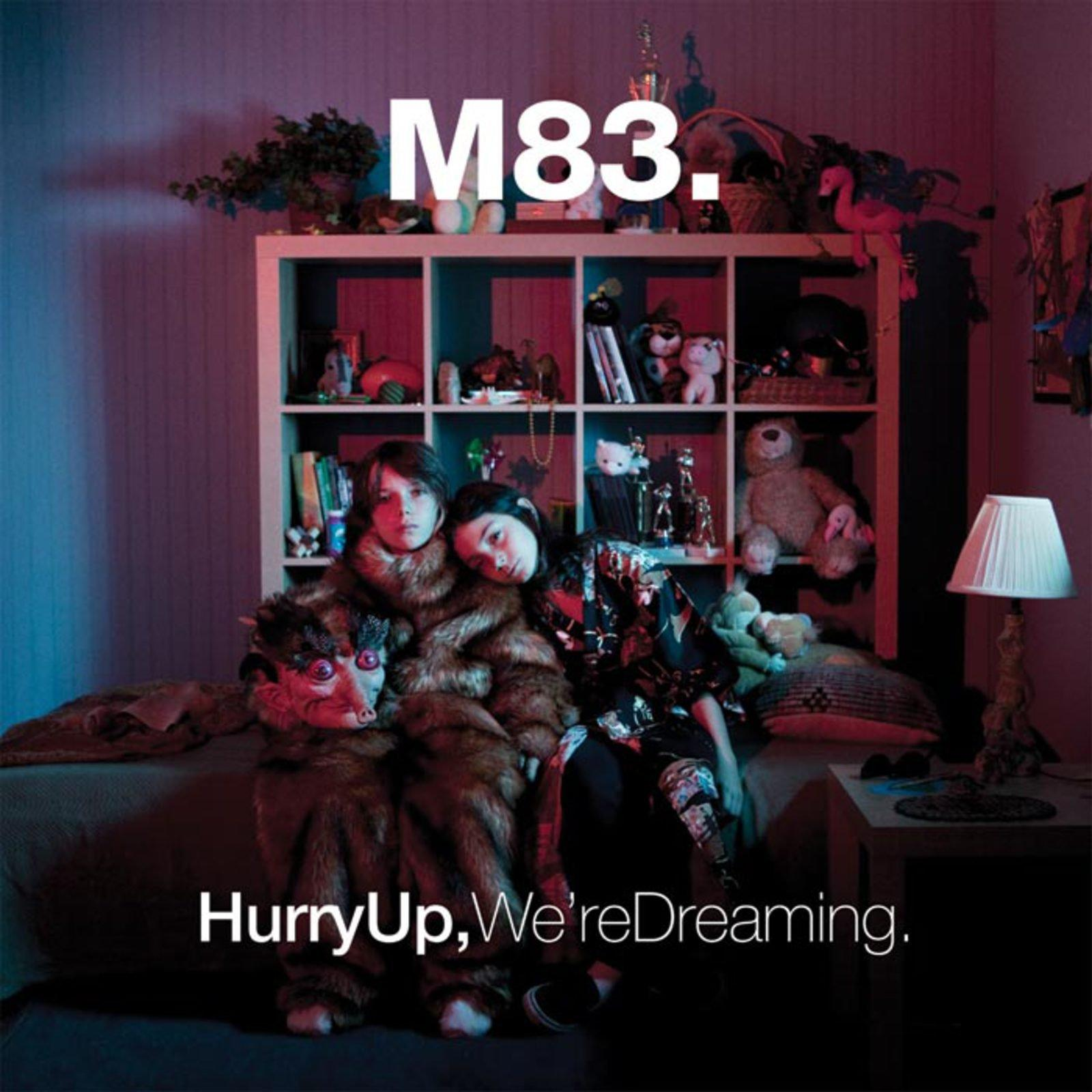 Albumcover mit zwei Kindern in Pelzmänteln auf einem Bett. Ein Regal mit Gegenständen im Hintergrund.