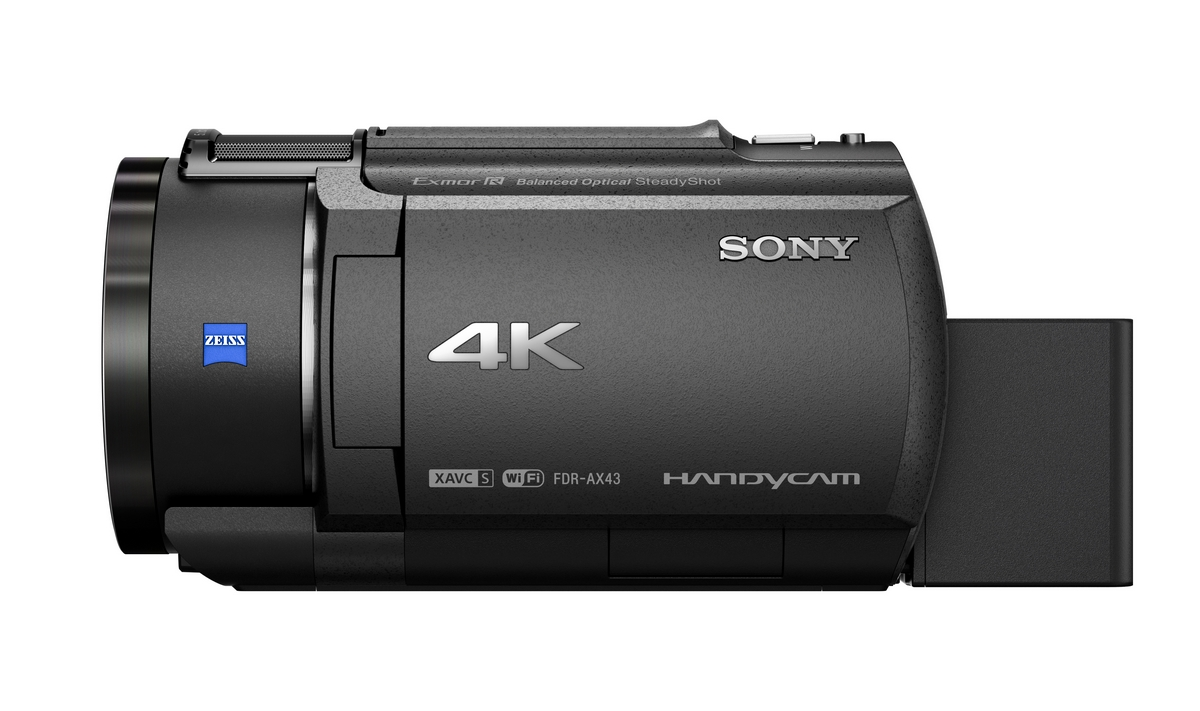 Videocámara Sony negra. Tiene un objetivo zoom y el logotipo 4K. Vista lateral de la cámara.