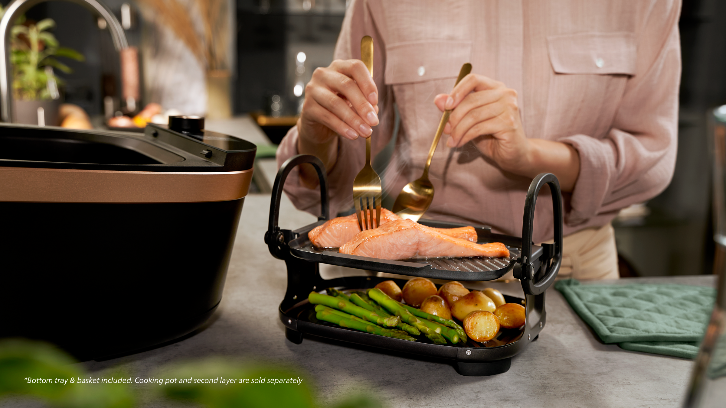 Een vrouw bereidt zalm op een grill met asperges en aardappelen. Er worden gouden vorken gebruikt.