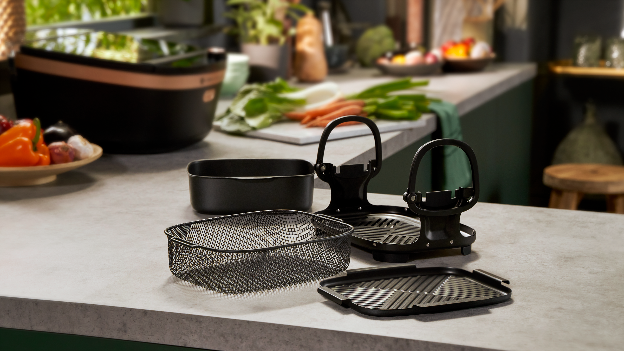 Accessoires voor de airfryer, waaronder een mand, twee rekken en een grillplaat.