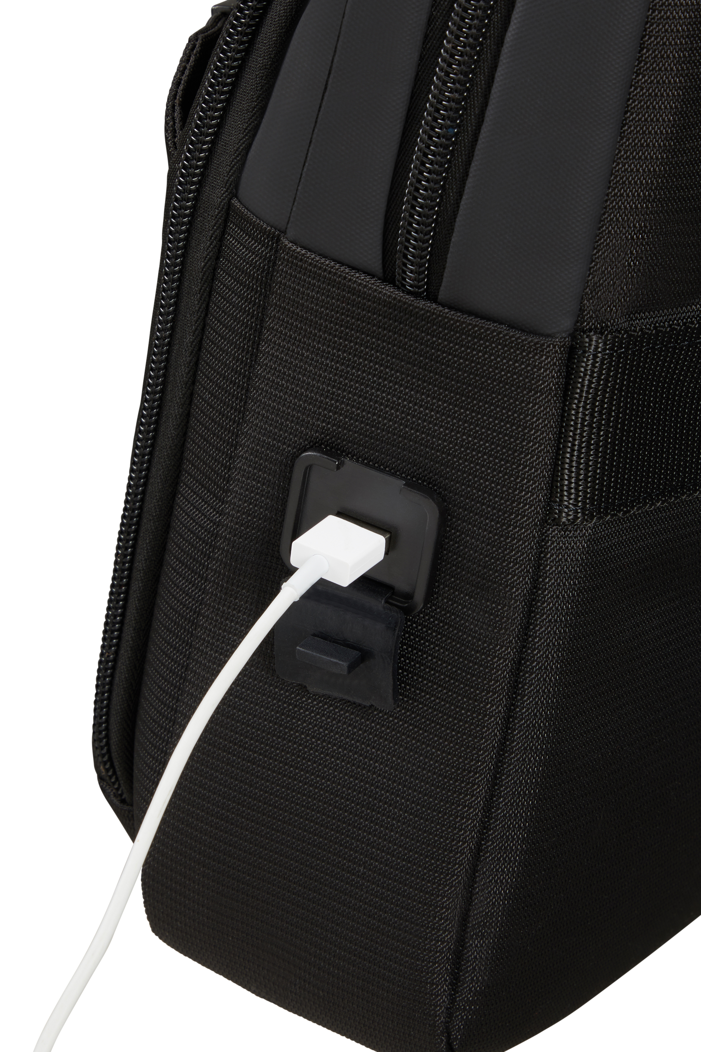 Siyah bir yüzeye (muhtemelen bir çanta) bağlı beyaz bir USB-C kablosu. Bir USB bağlantı noktası görünür. Arka plan beyazdır.