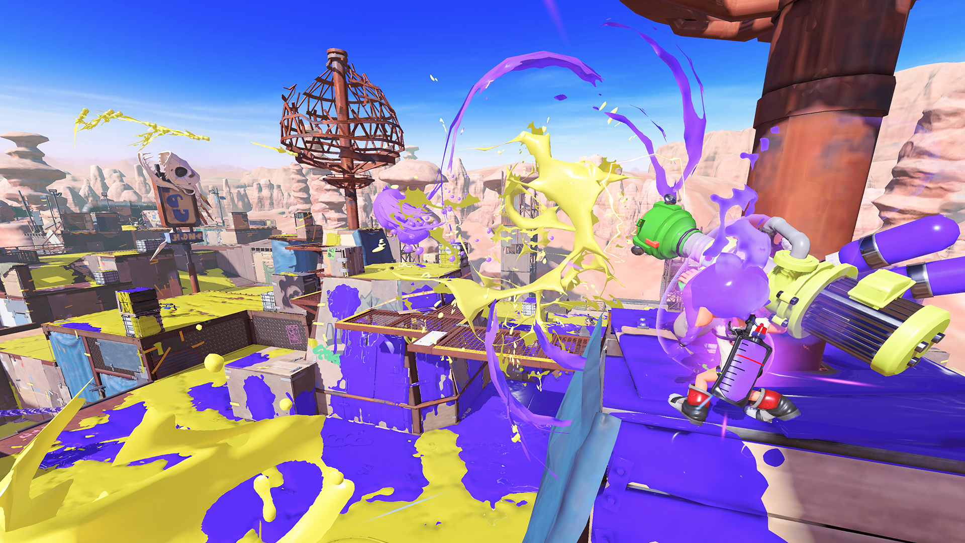 Eine Splatoon-Spielszene mit Farbspritzern, einem Charakter und Strukturen.