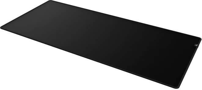 Un long tapis de souris noir, de forme rectangulaire, sur fond blanc.