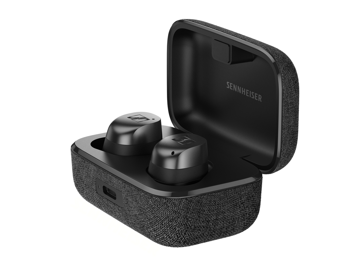 Schwarze kabellose Ohrhörer in einem Ladecase. Das Case ist offen.