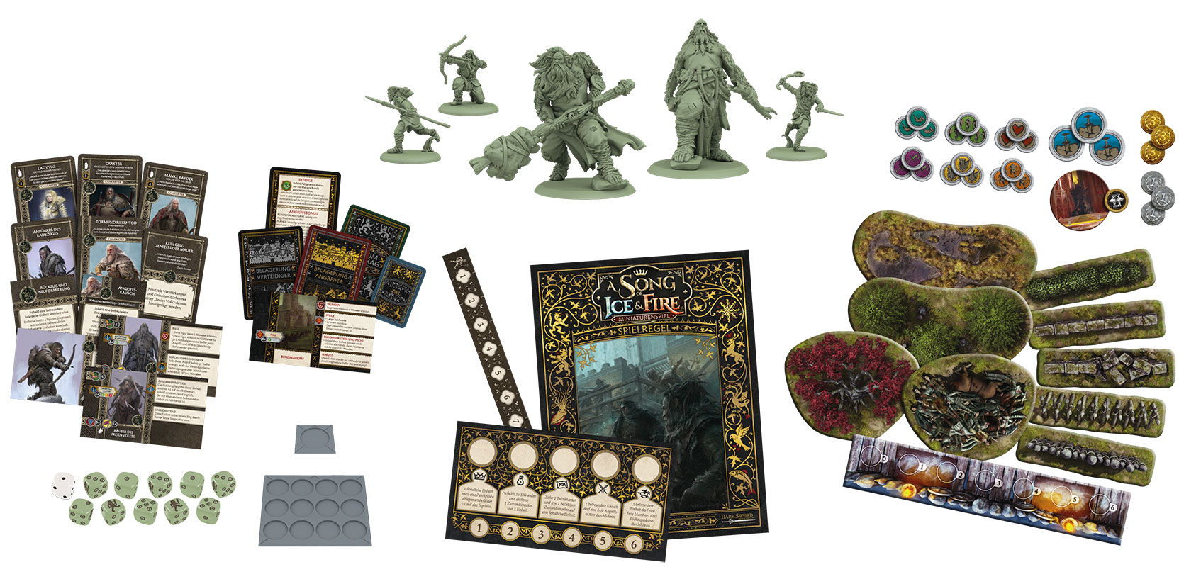 Verschiedene Brettspielteile, darunter Karten, Würfel, Miniaturfiguren und Geländefliesen, auf weißem Hintergrund.