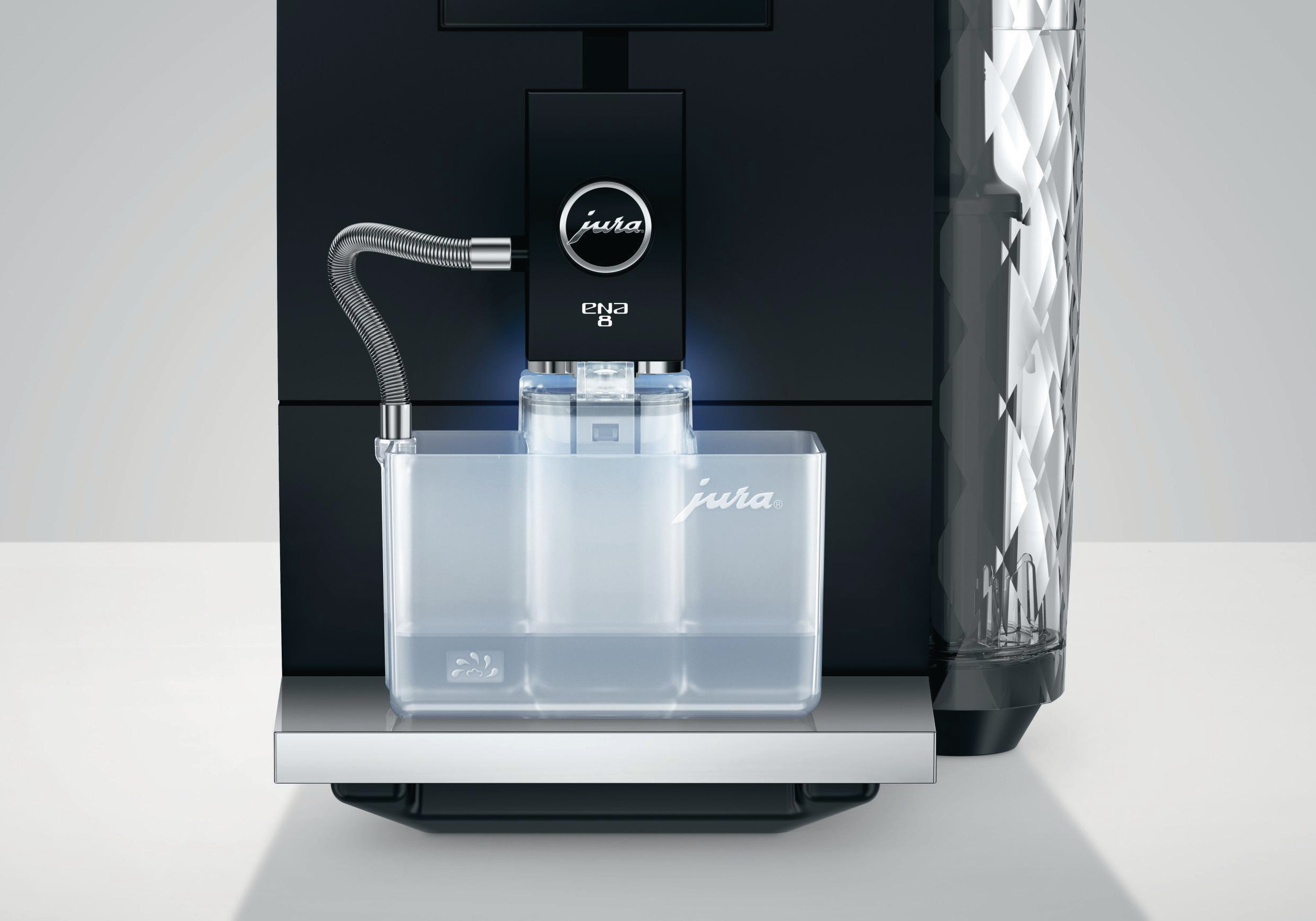 Eine schwarze und silberne Kaffeemaschine mit Wassertank und dem Markennamen Jura.