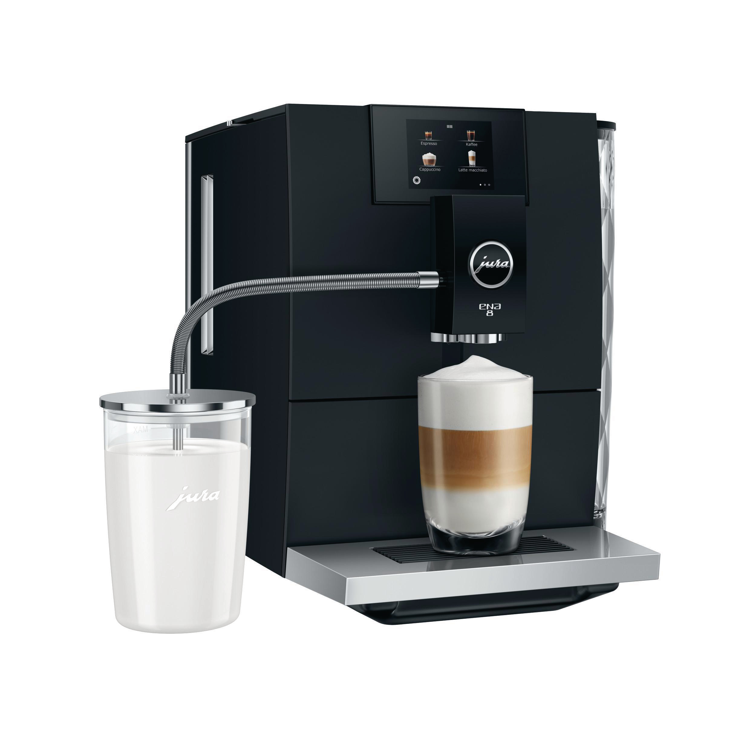 Schwarze Kaffeemaschine mit einem Glas geschichtetem Kaffee und einem Milchbehälter. Die Maschine steht vor weißem Hintergrund.