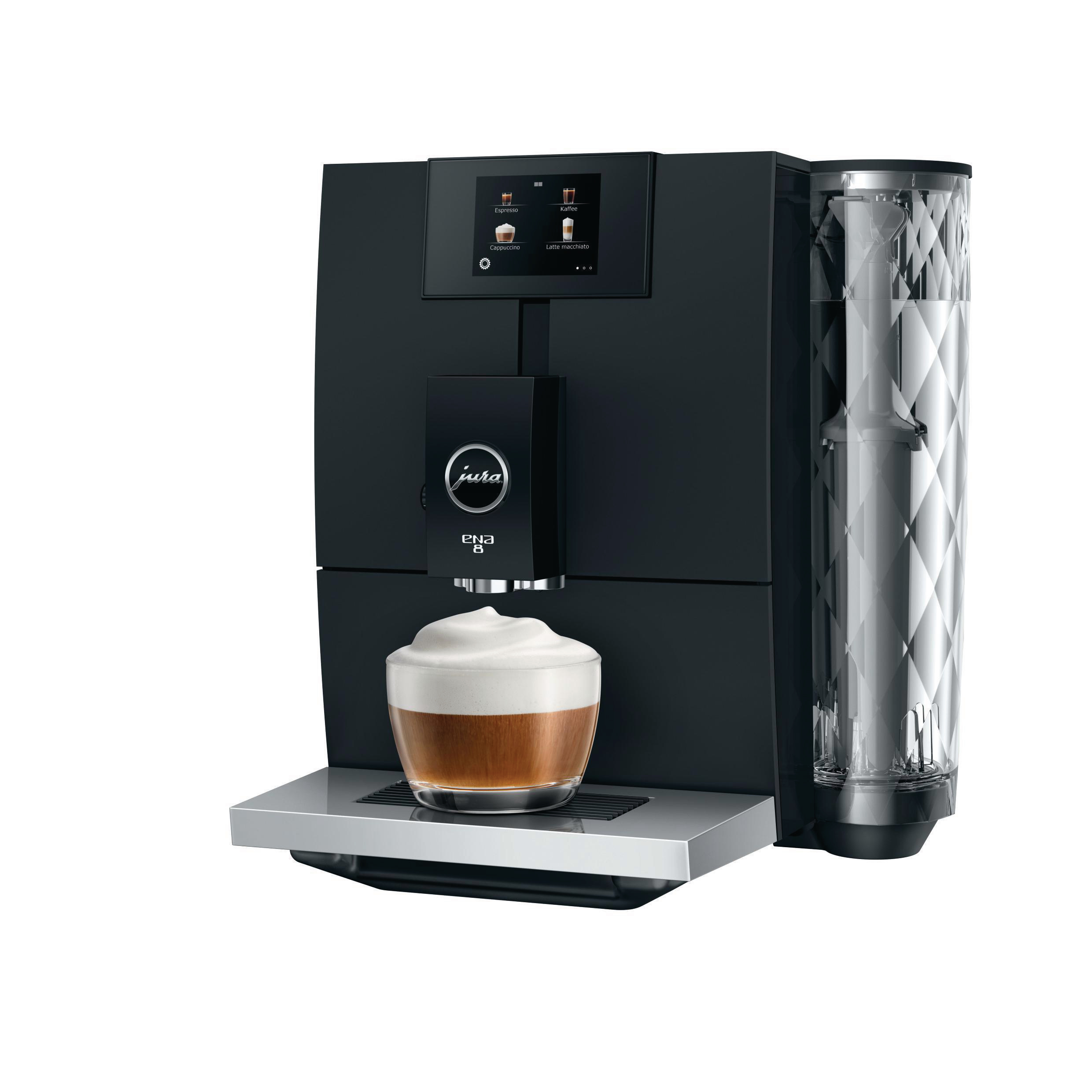 Schwarze Espressomaschine mit einer Tasse Kaffee. Silbernes Tablett und klarer Wassertank. Schwarzer Hintergrund.