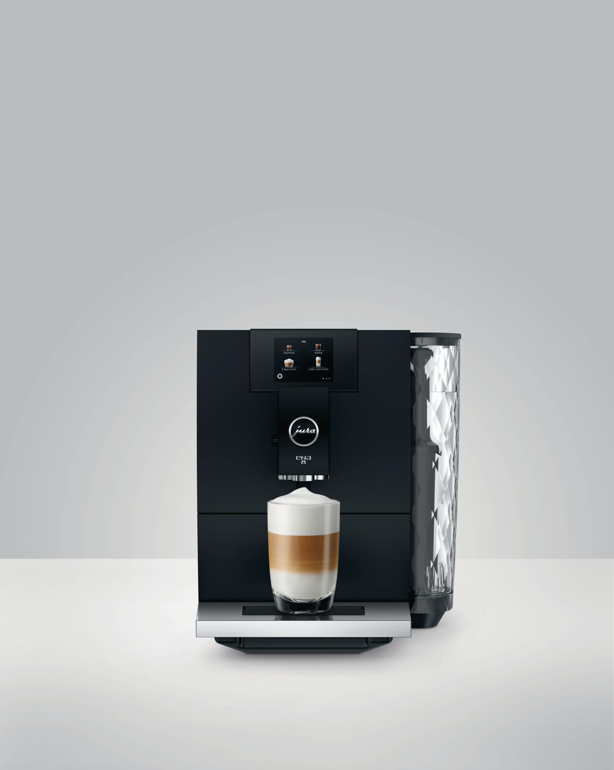 Schwarze Kaffeemaschine mit Glas geschichtetem Kaffee. Ein Display ist sichtbar.