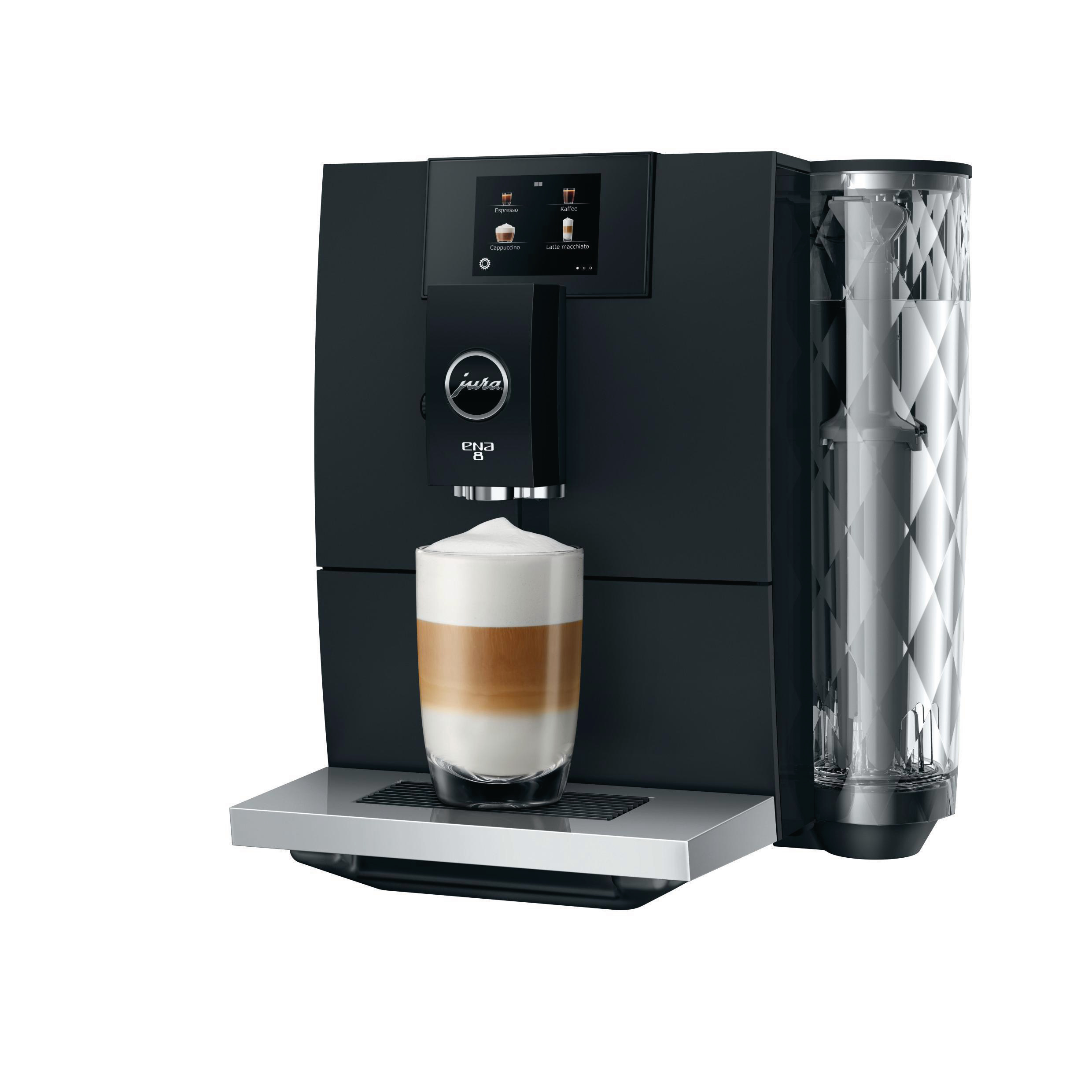 Eine schwarze Jura E8 Kaffeemaschine, die einen Latte Macchiato in ein Glas ausgibt.