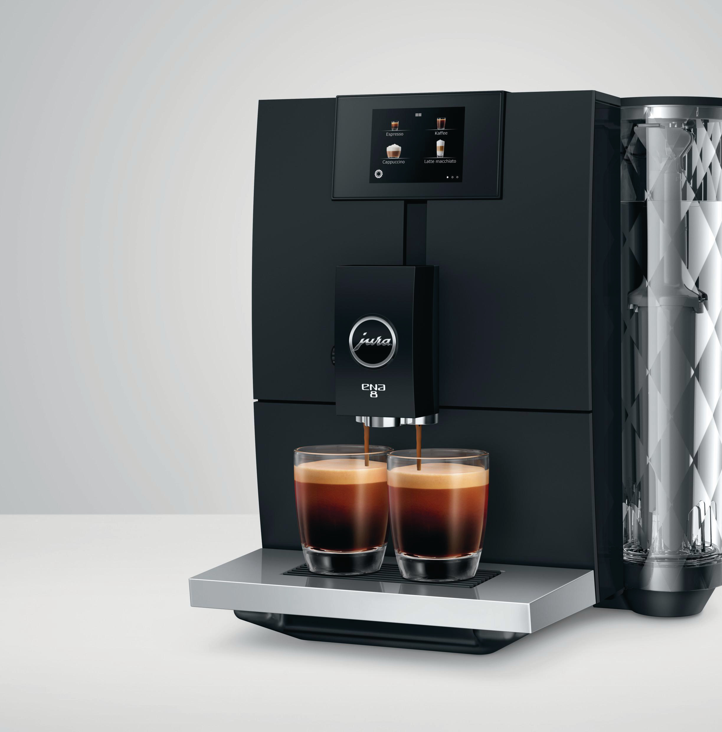 Eine schwarze Kaffeemaschine, die Kaffee in zwei Gläser gießt.