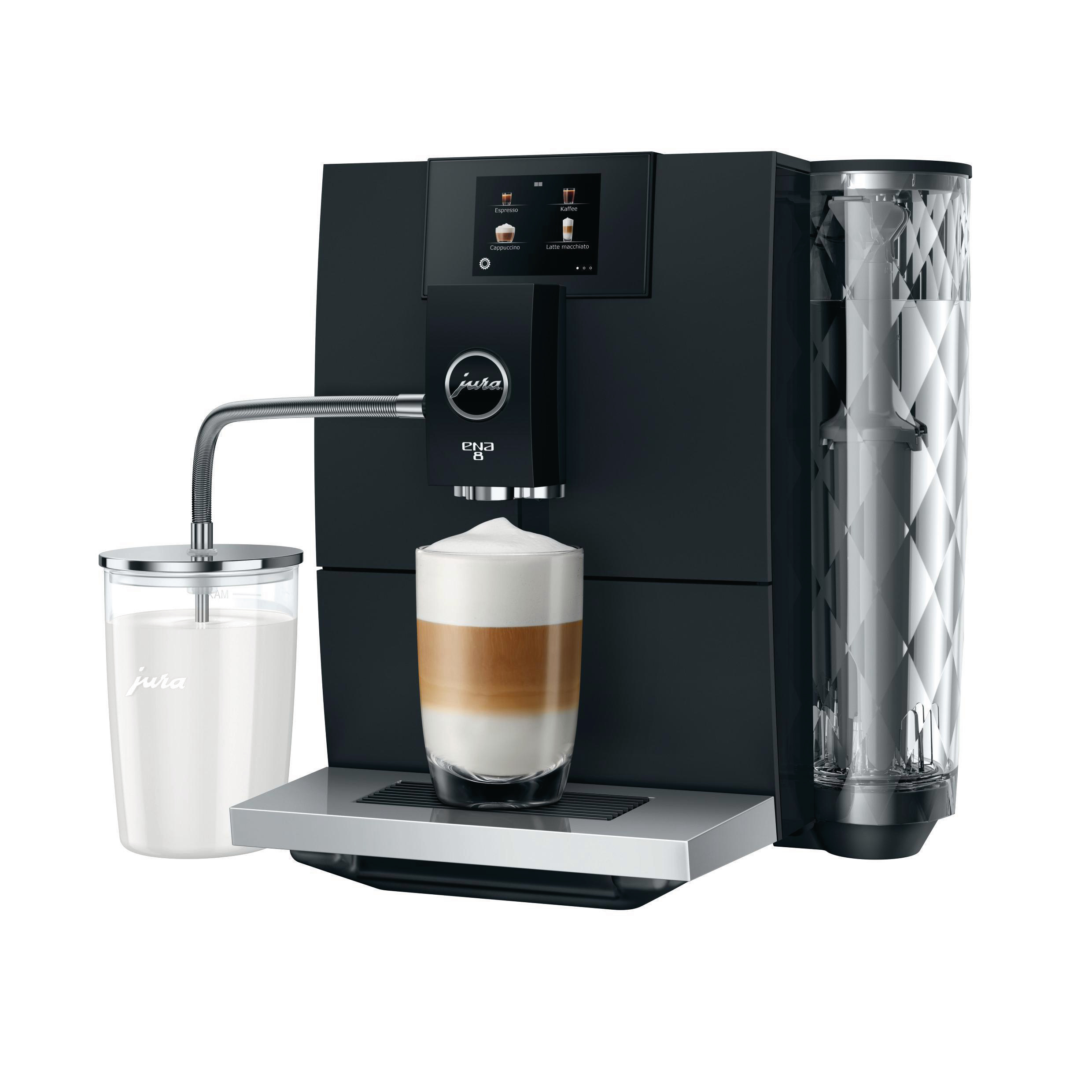 Schwarze Jura E8 Kaffeemaschine mit Milchaufschäumer, die Latte Macchiato in ein Glas ausgibt.