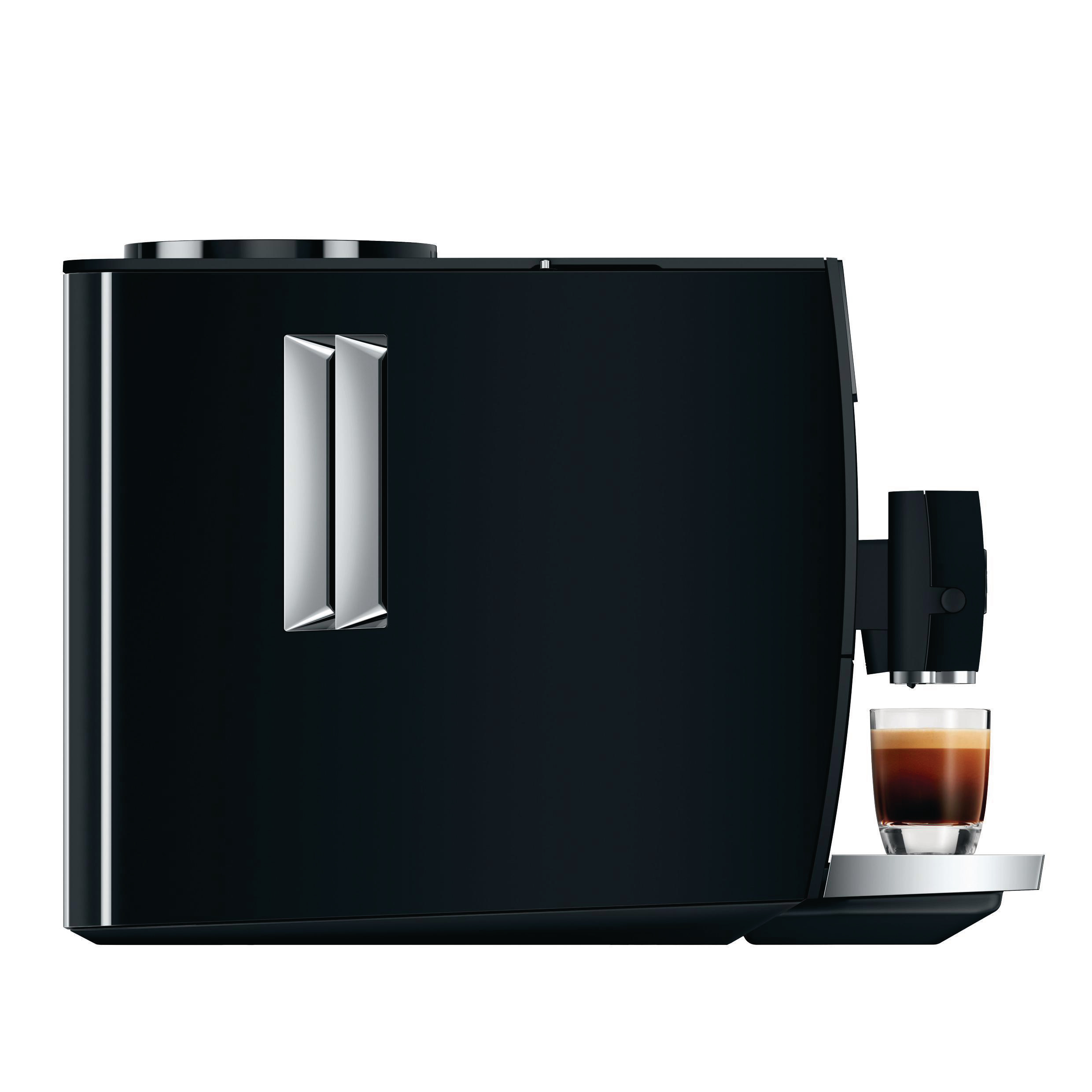 Schwarze Kaffeemaschine mit einem Glas Kaffee davor, auf weißem Hintergrund.