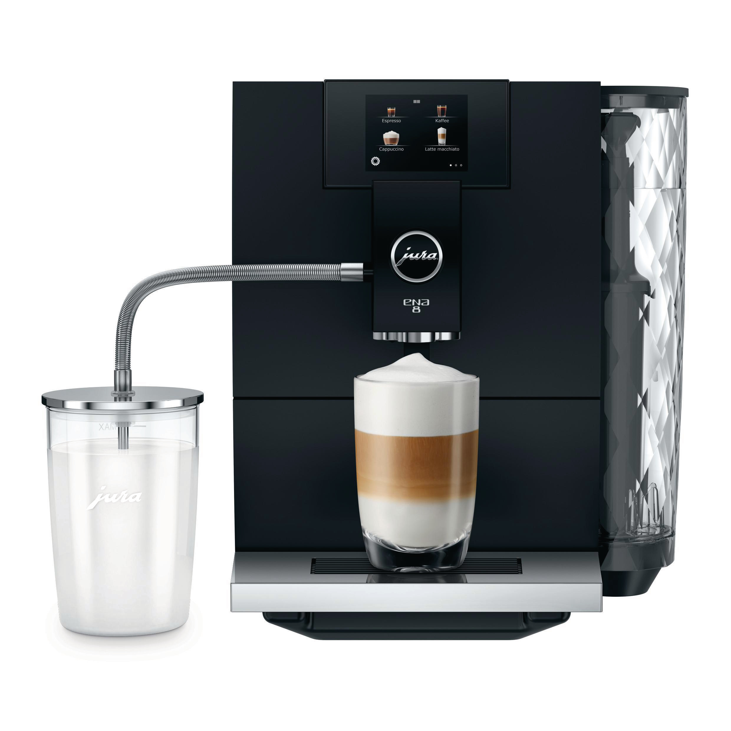 Eine schwarze Kaffeemaschine mit einem Glas Latte vor weißem Hintergrund.