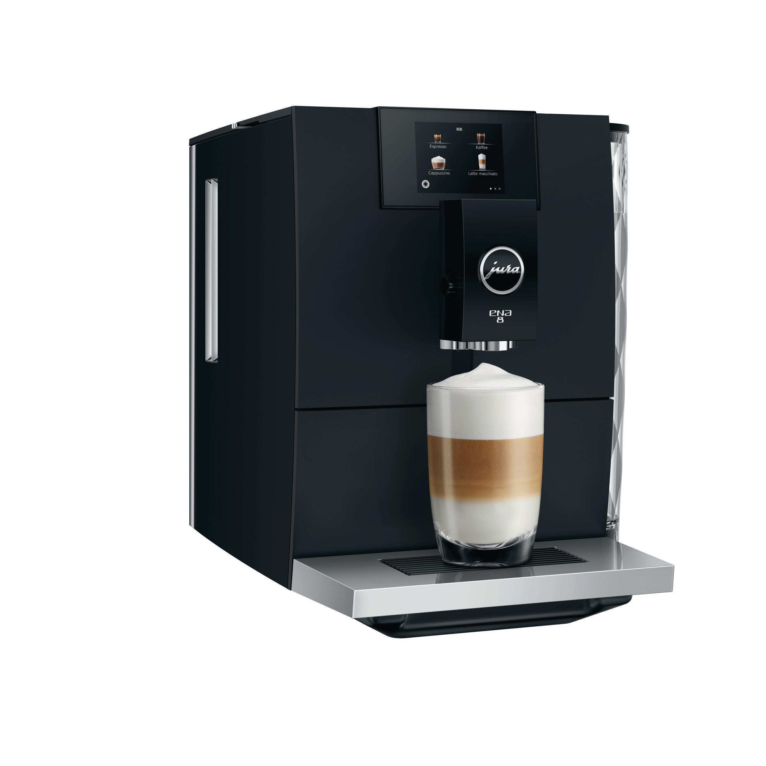 Schwarze Kaffeemaschine, die einen Latte ausgibt. Glas, silbernes Tablett, weißer Hintergrund.
