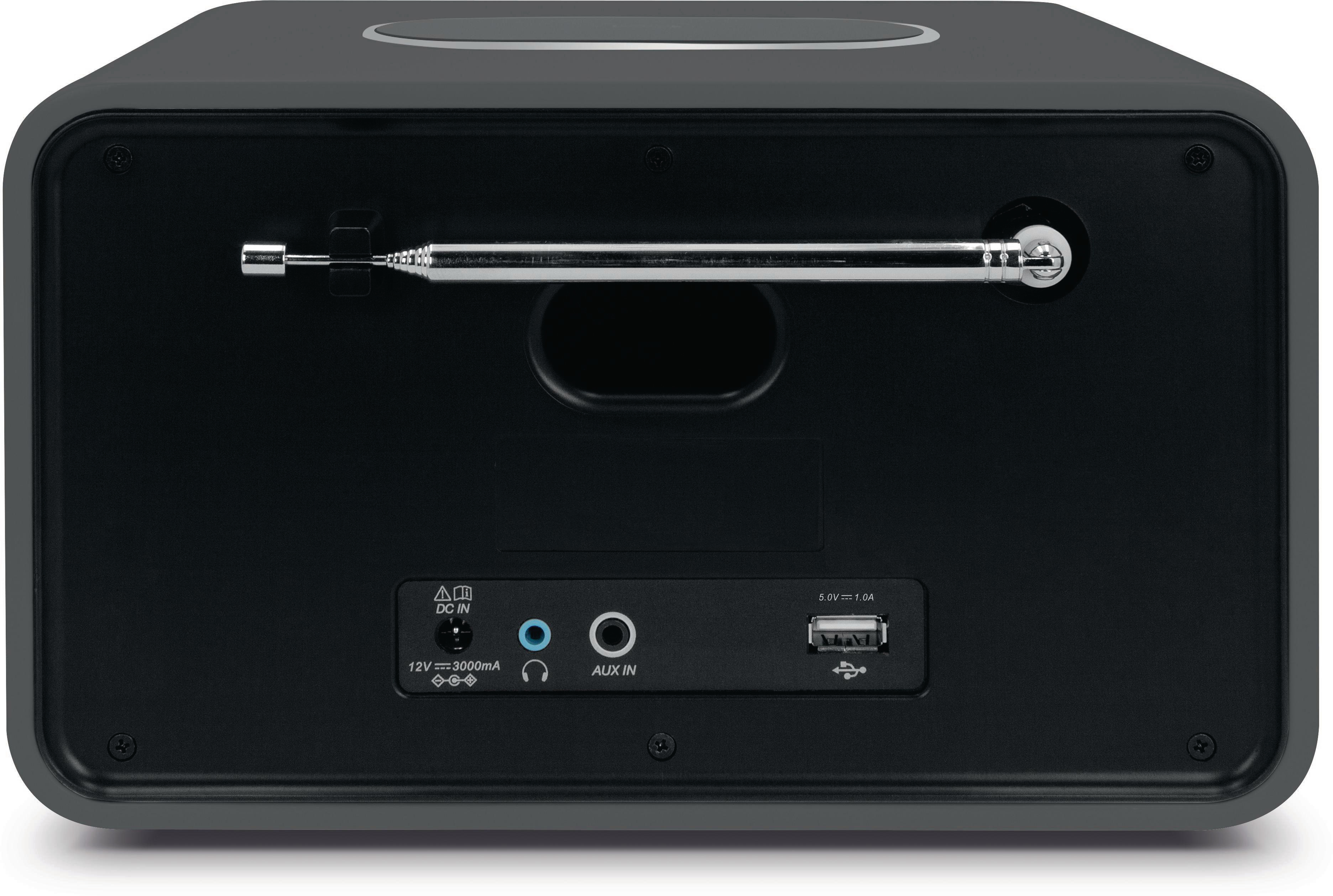 Rückseite eines schwarzen Radios mit Antenne, Aux-, USB- und Stromanschlüssen.