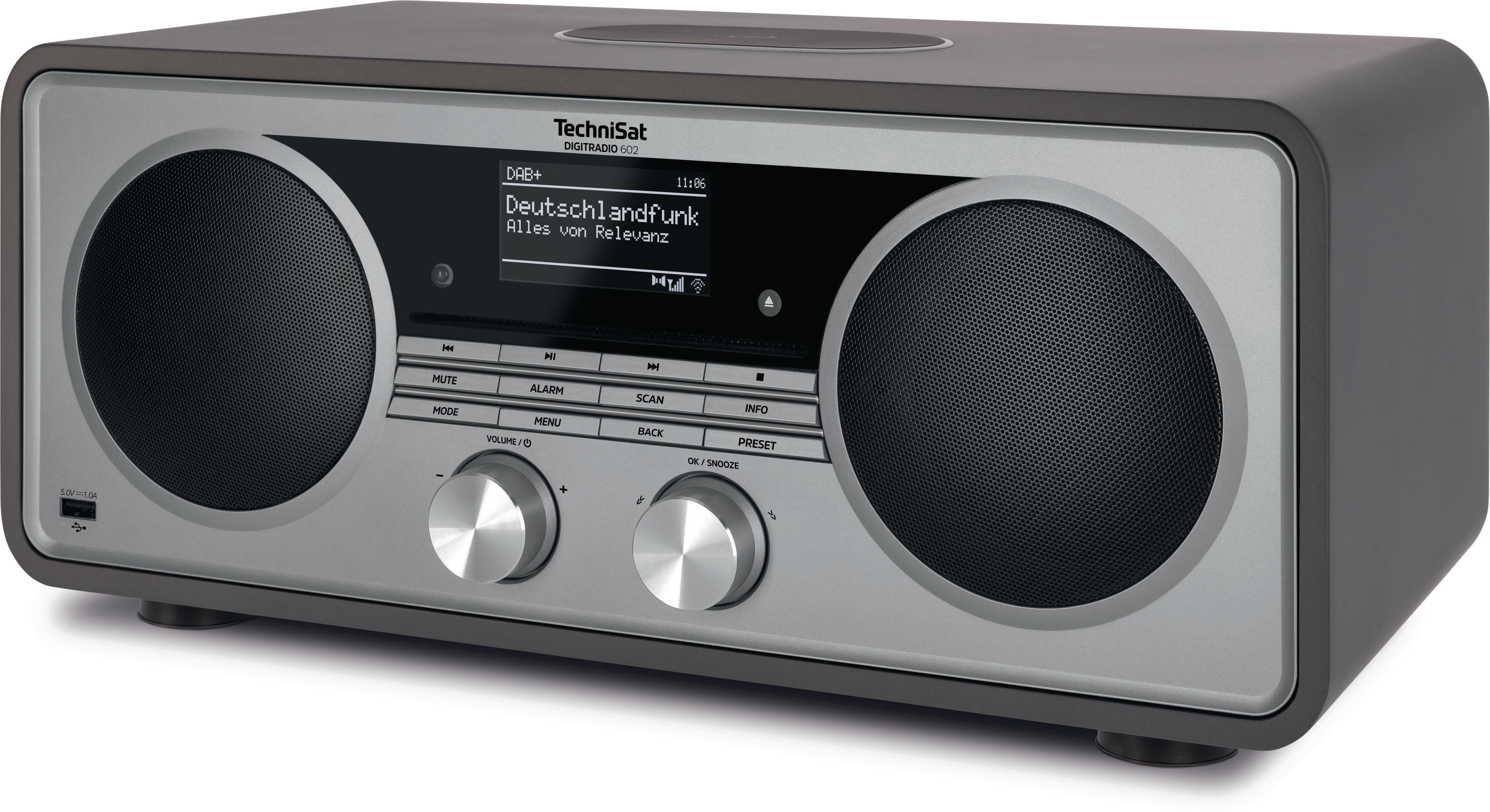 Ein graues und silbernes TechniSat-Radio mit Digitalanzeige, zwei Lautsprechern und Bedienelementen.