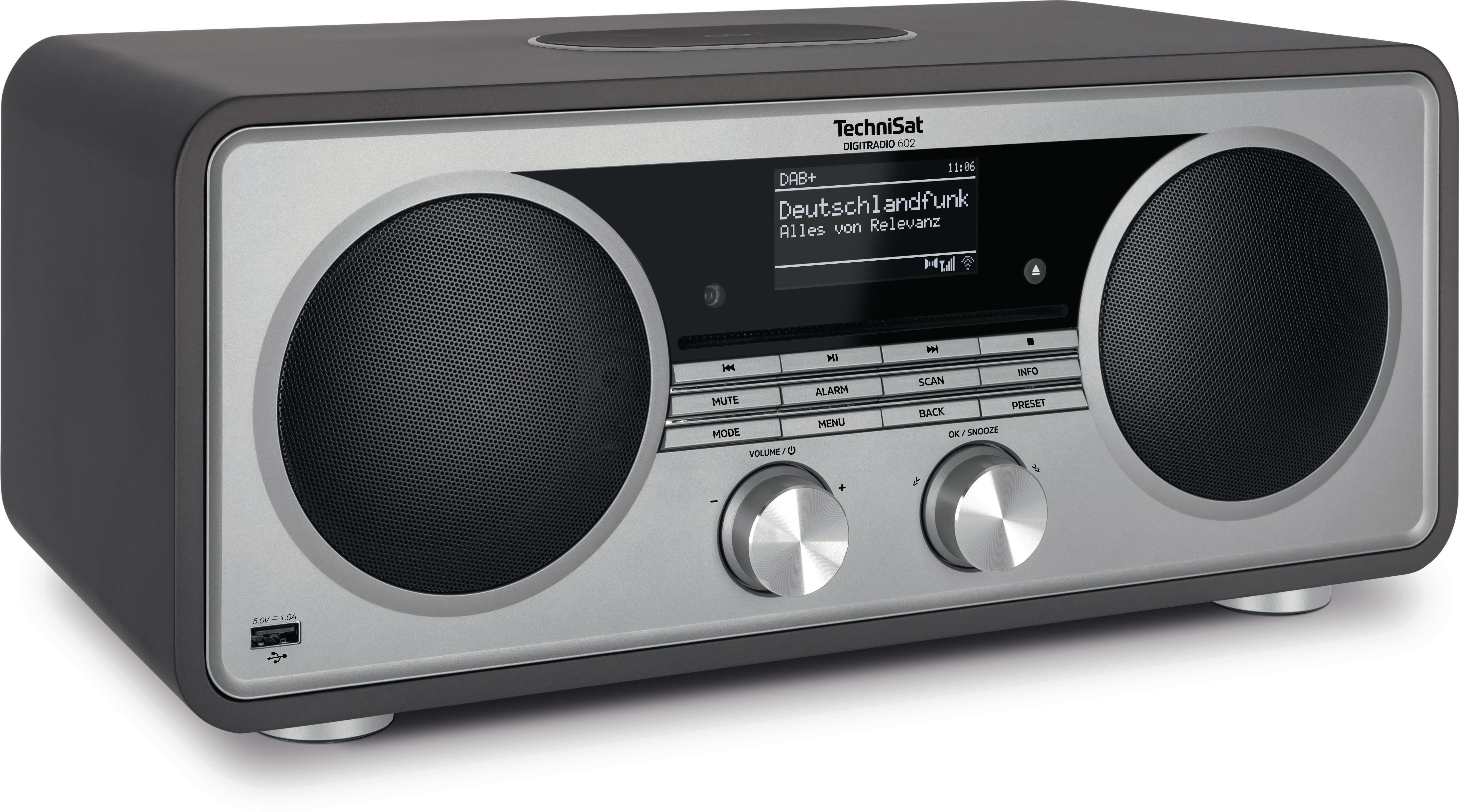Ein TechniSat-Radio mit zwei Lautsprechern, einem Display mit 'Deutschlandfunk' und Steuertasten.