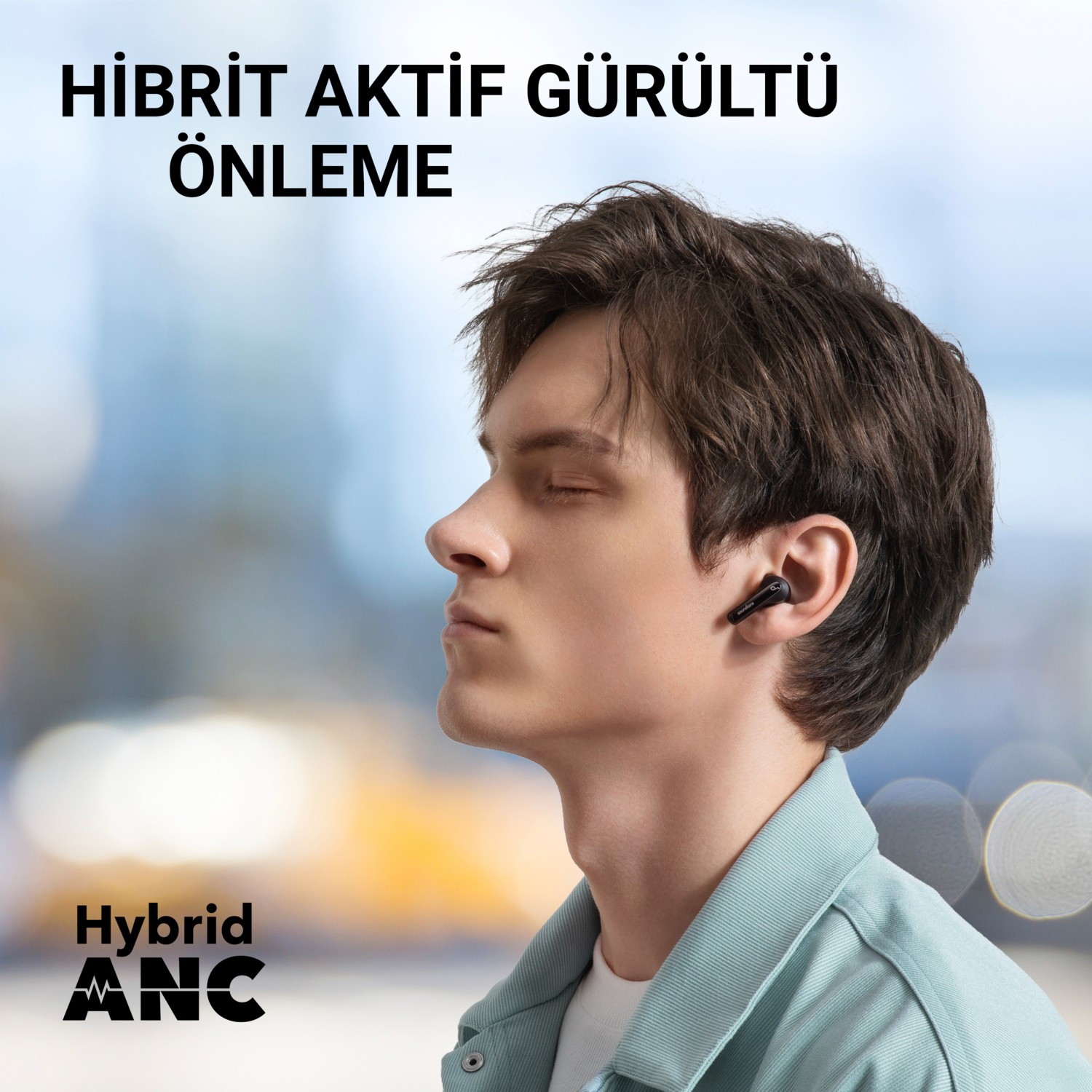 Kapalı gözlü, siyah kulaklık takan bir adam. Metin: Hybrid ANC.