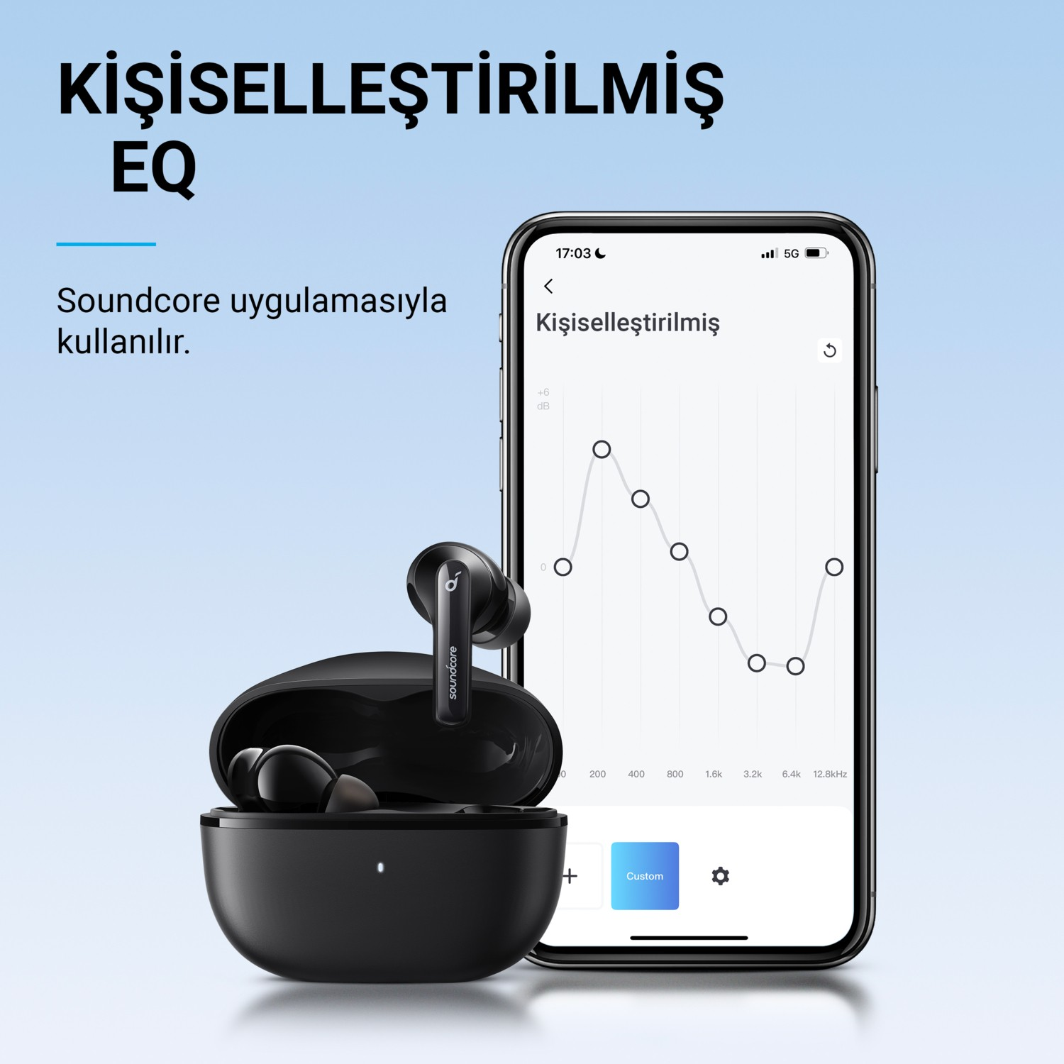 Bir ses özelleştirme uygulaması görüntüleyen bir telefon ekranı. Kulaklıklar ve şarj kutuları aşağıda görülebilir.