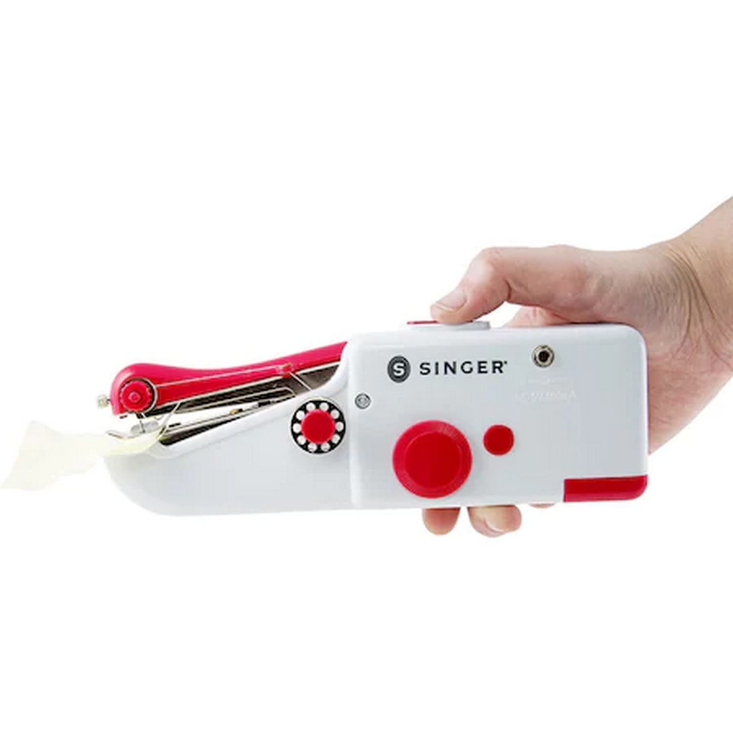 Una mano sostiene una máquina de coser Singer portátil, blanca y roja.